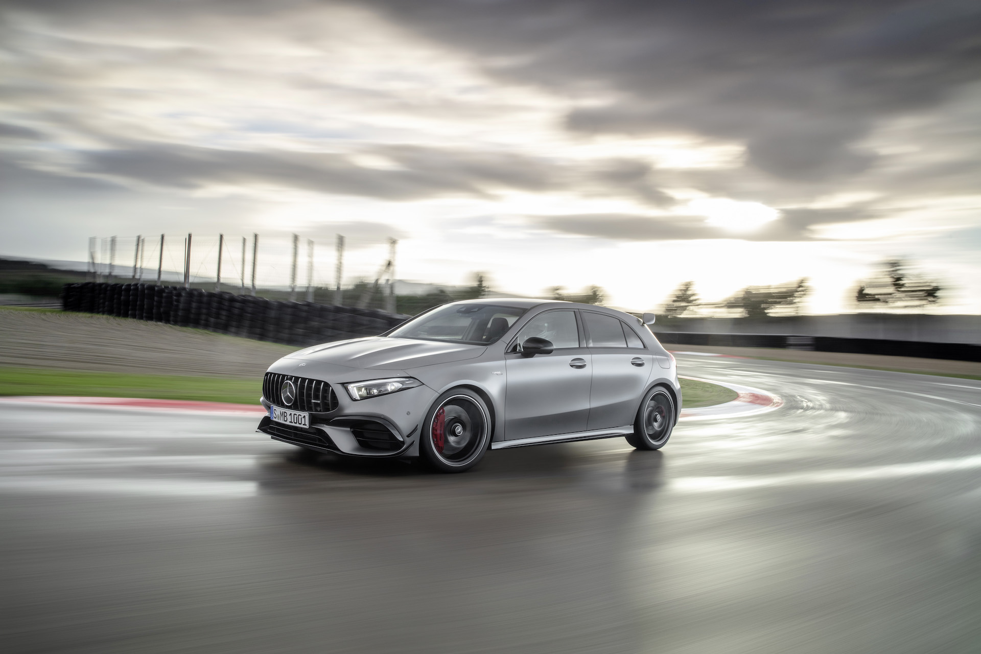 Mercedes-AMG A45 grigia in pista