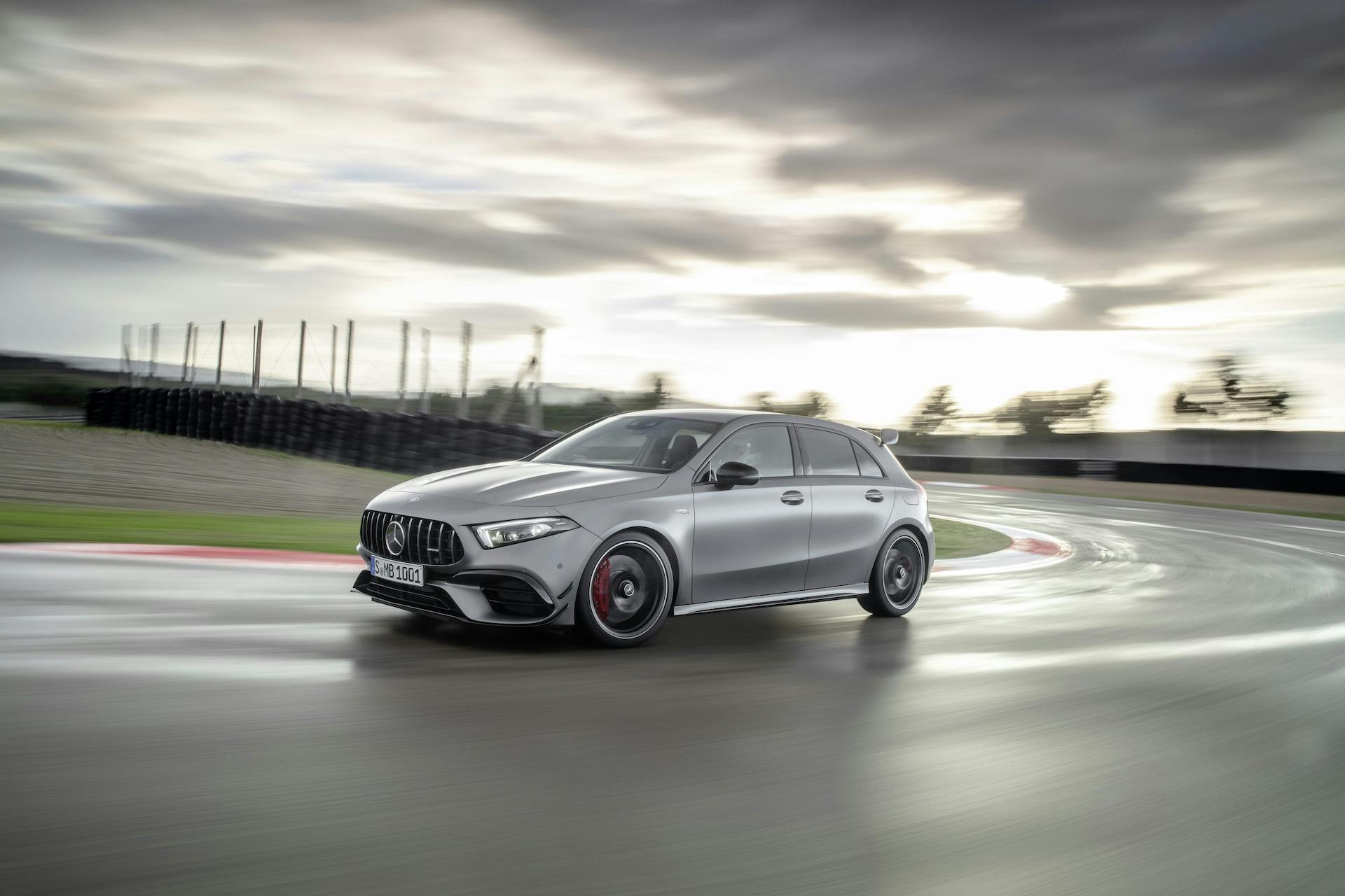 Mercedes-AMG A45 grigia in pista