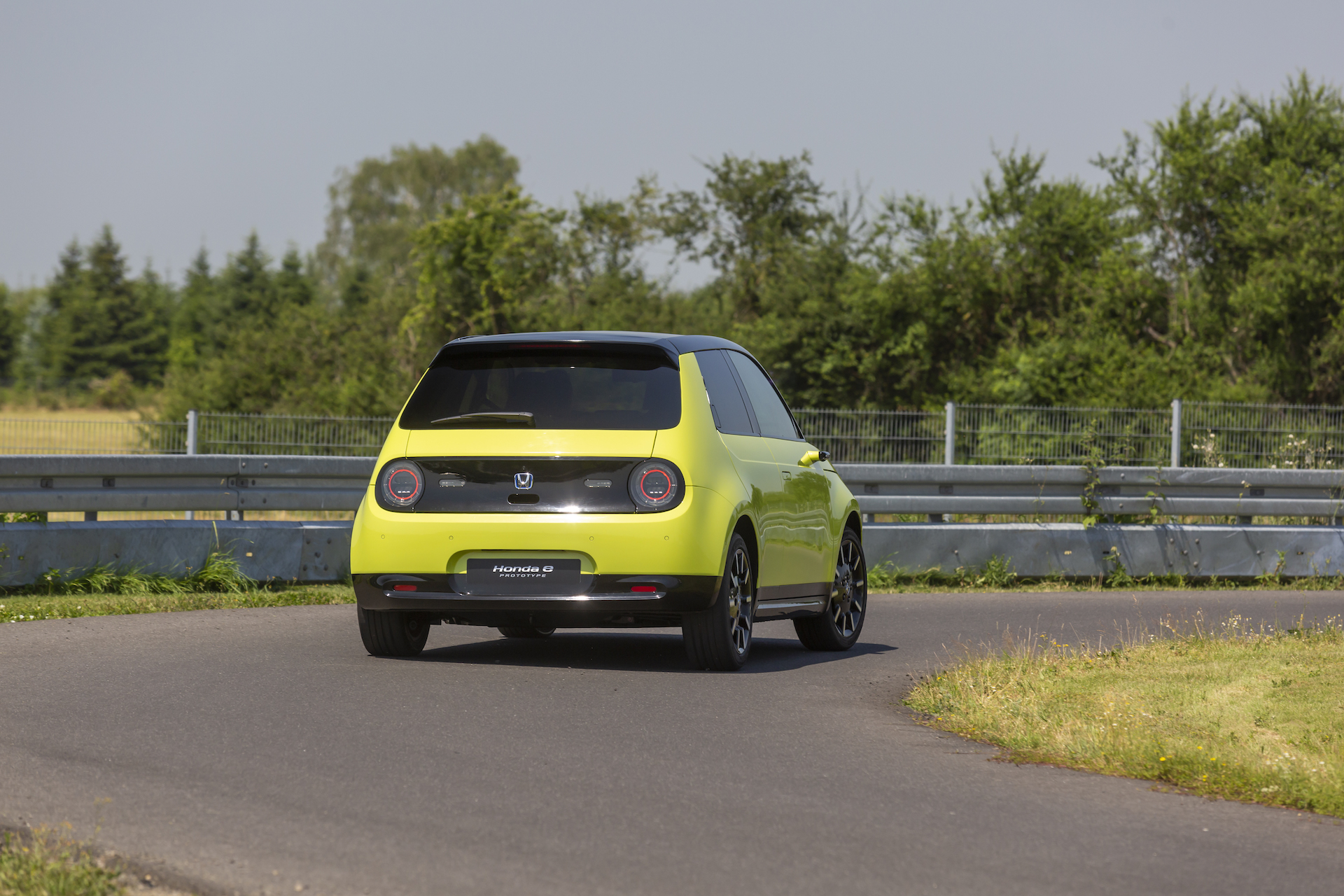 Honda e gialla vista posteriore