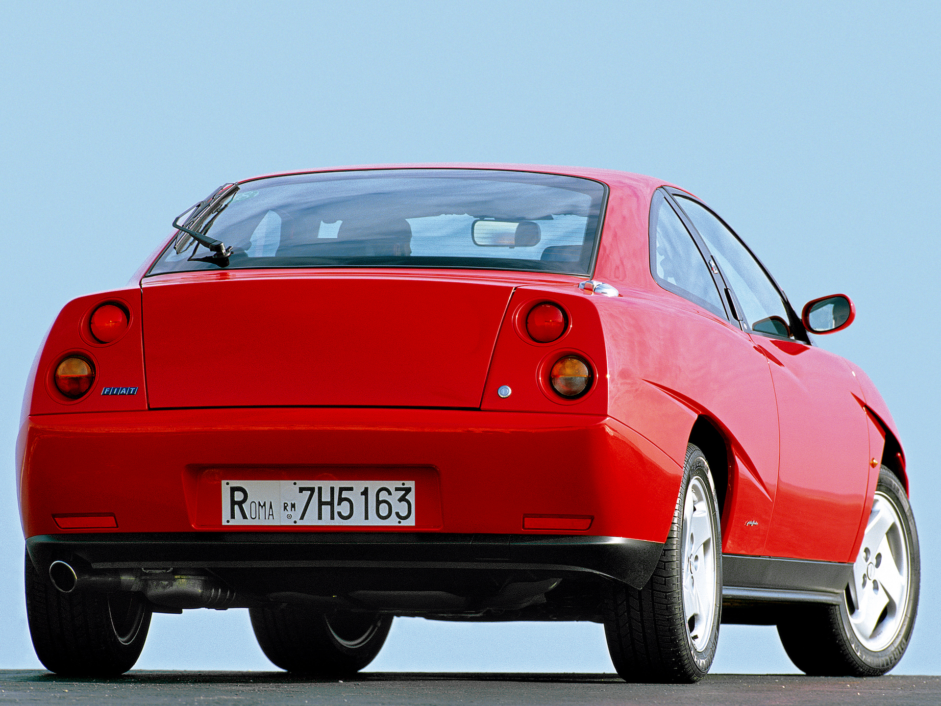 Fiat Coupé rossa vista posteriore