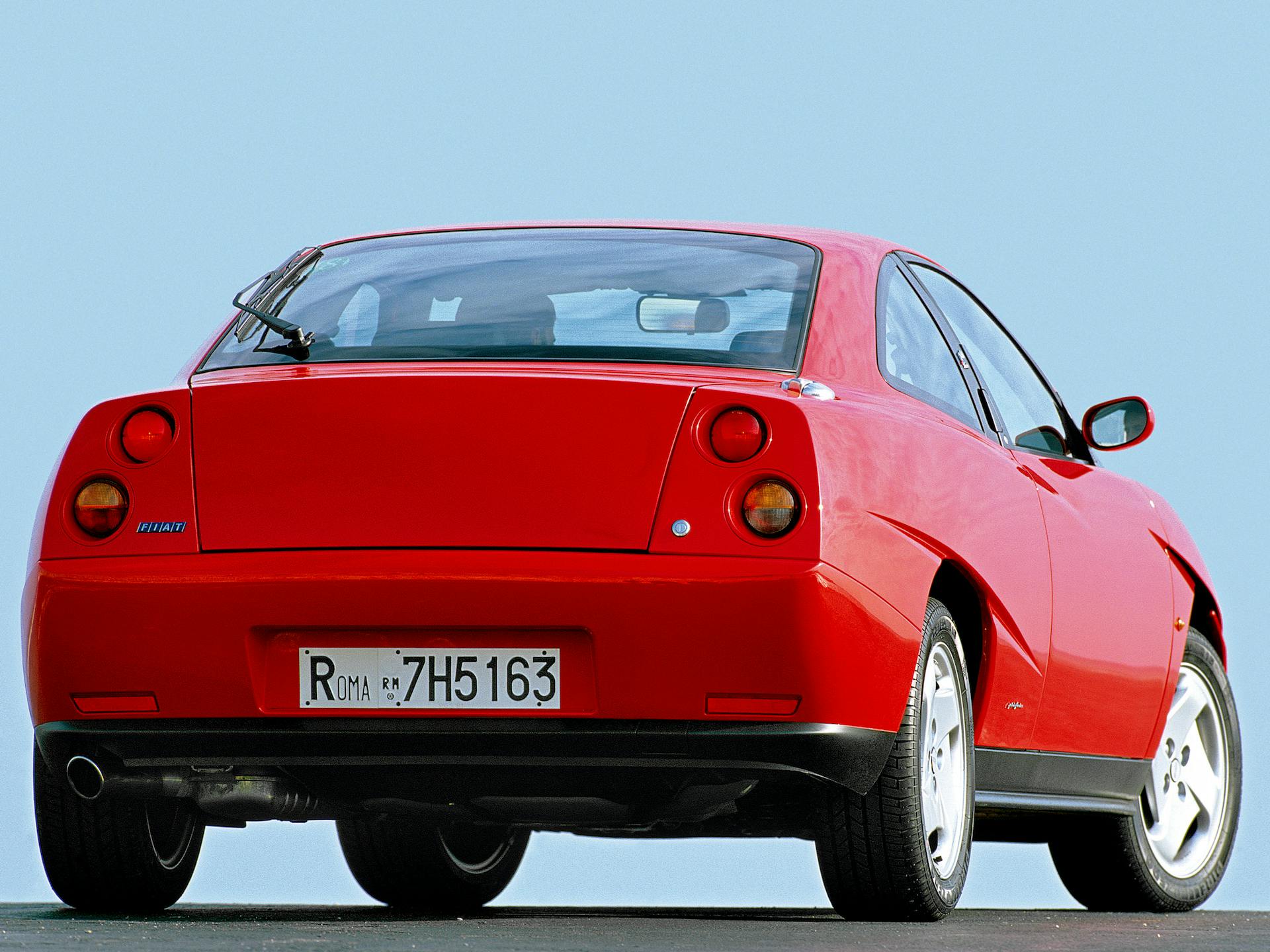 Fiat Coupé rossa vista posteriore