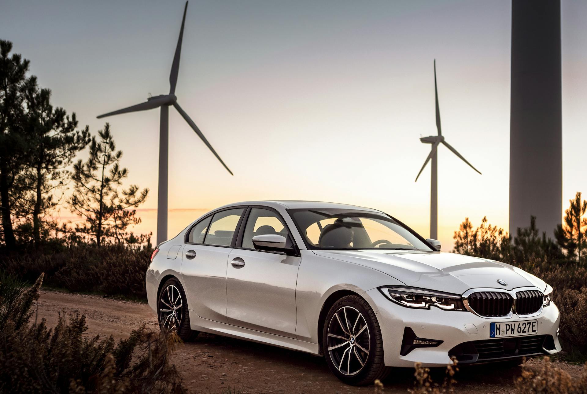nuova BMW 330e pale eoliche