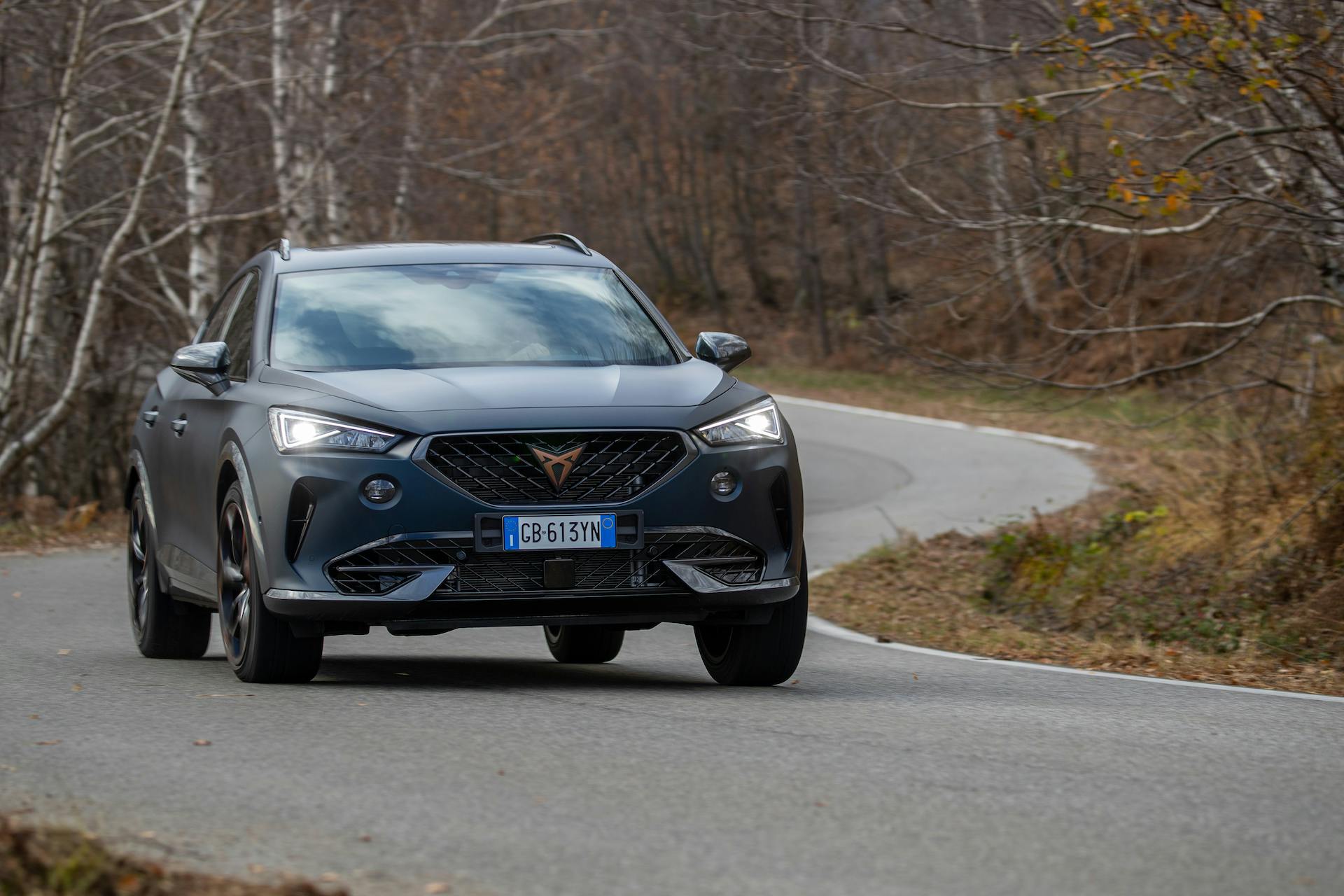 Cupra Formentor vista frontale curva