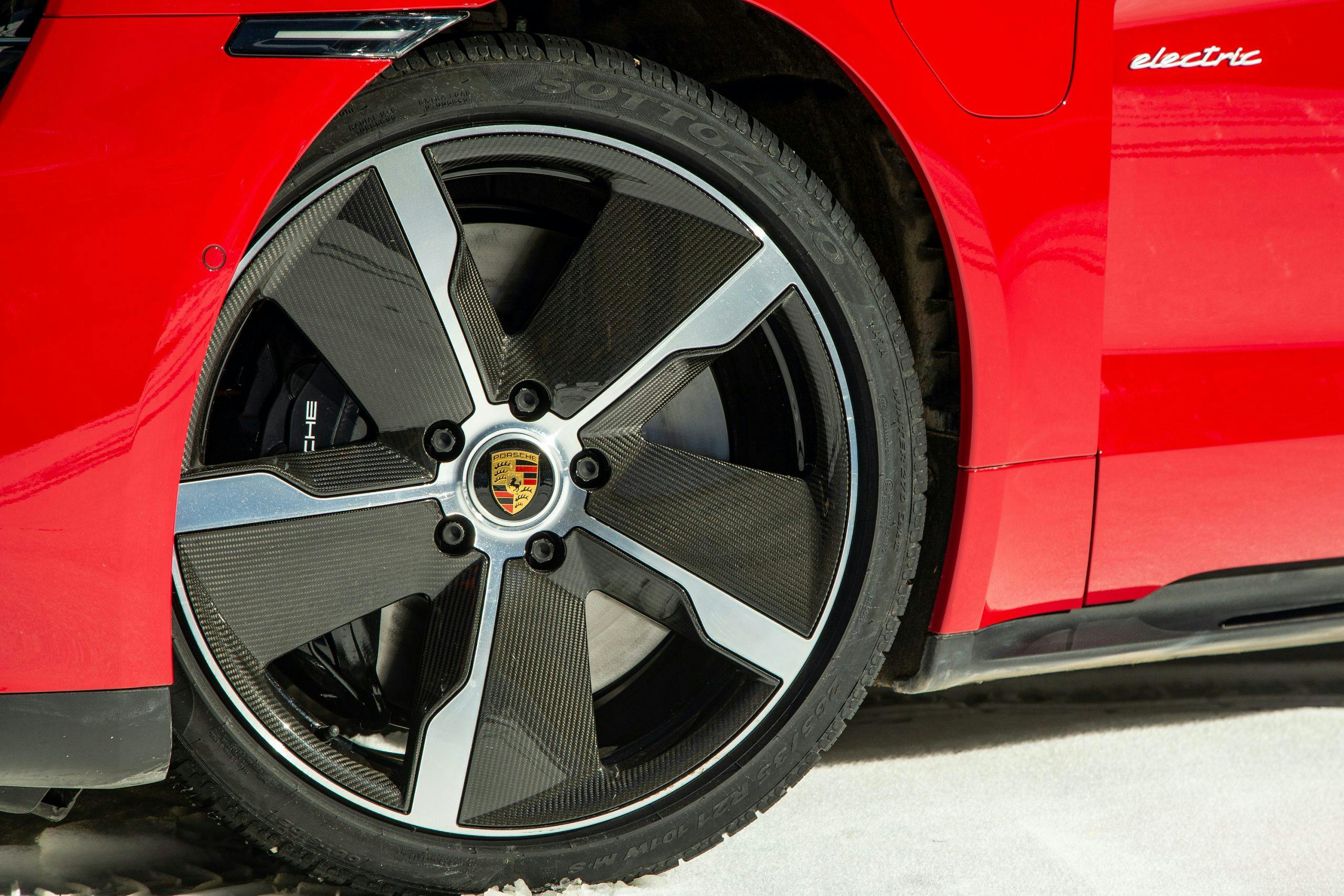 Porsche Taycan dettaglio cerchio aero