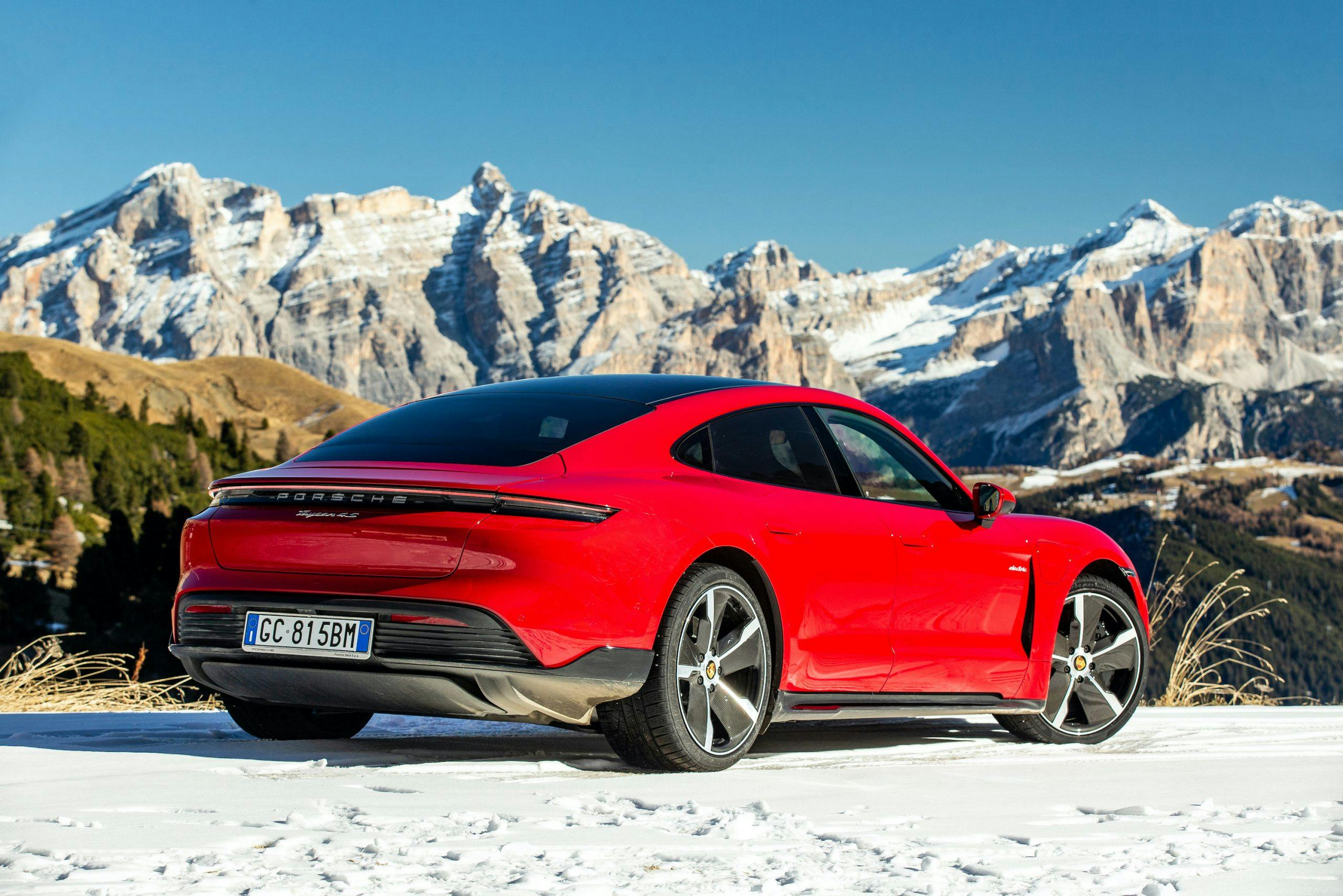 Porsche Taycan rossa sttaica posteriore