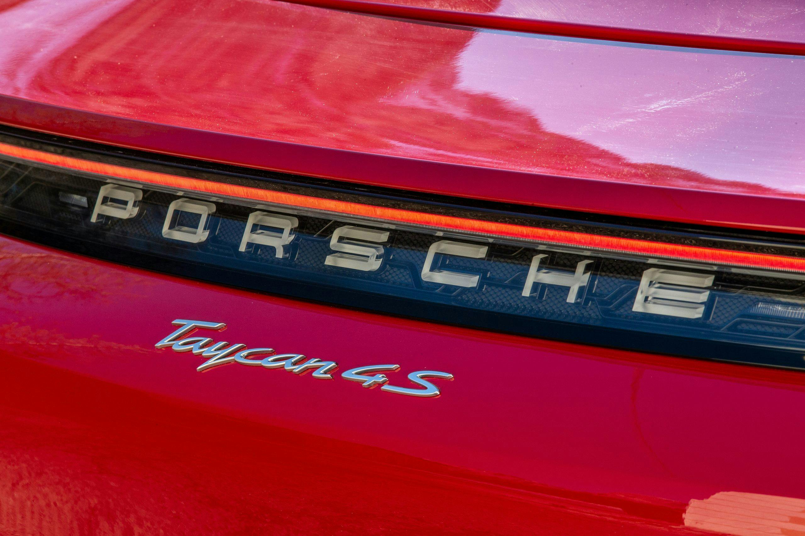 logo Porsche Taycan