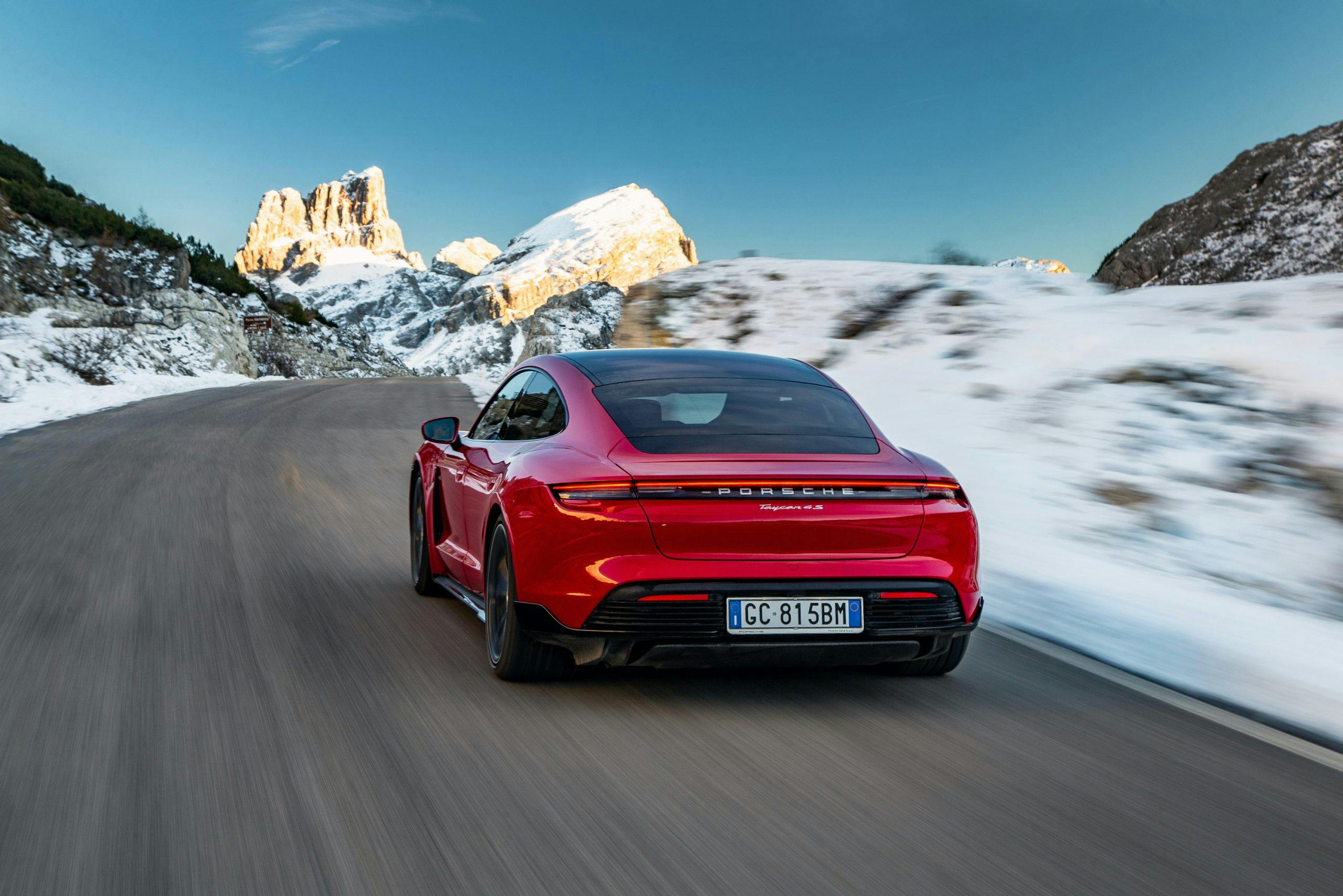 Porsche Taycan vista posteriore