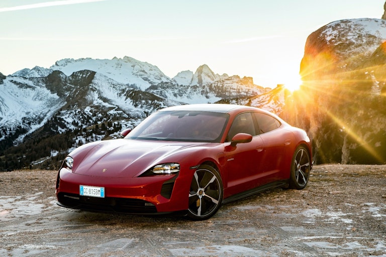 Porsche Taycan 4S rossa statica