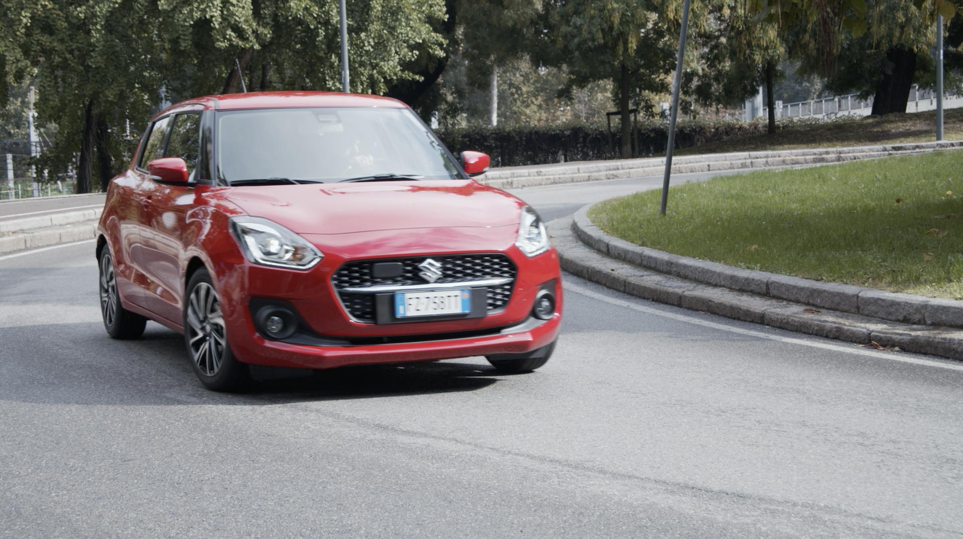 Suzuki Swift rossa, città