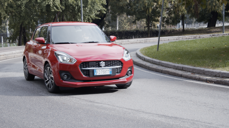 Suzuki Swift rossa, città