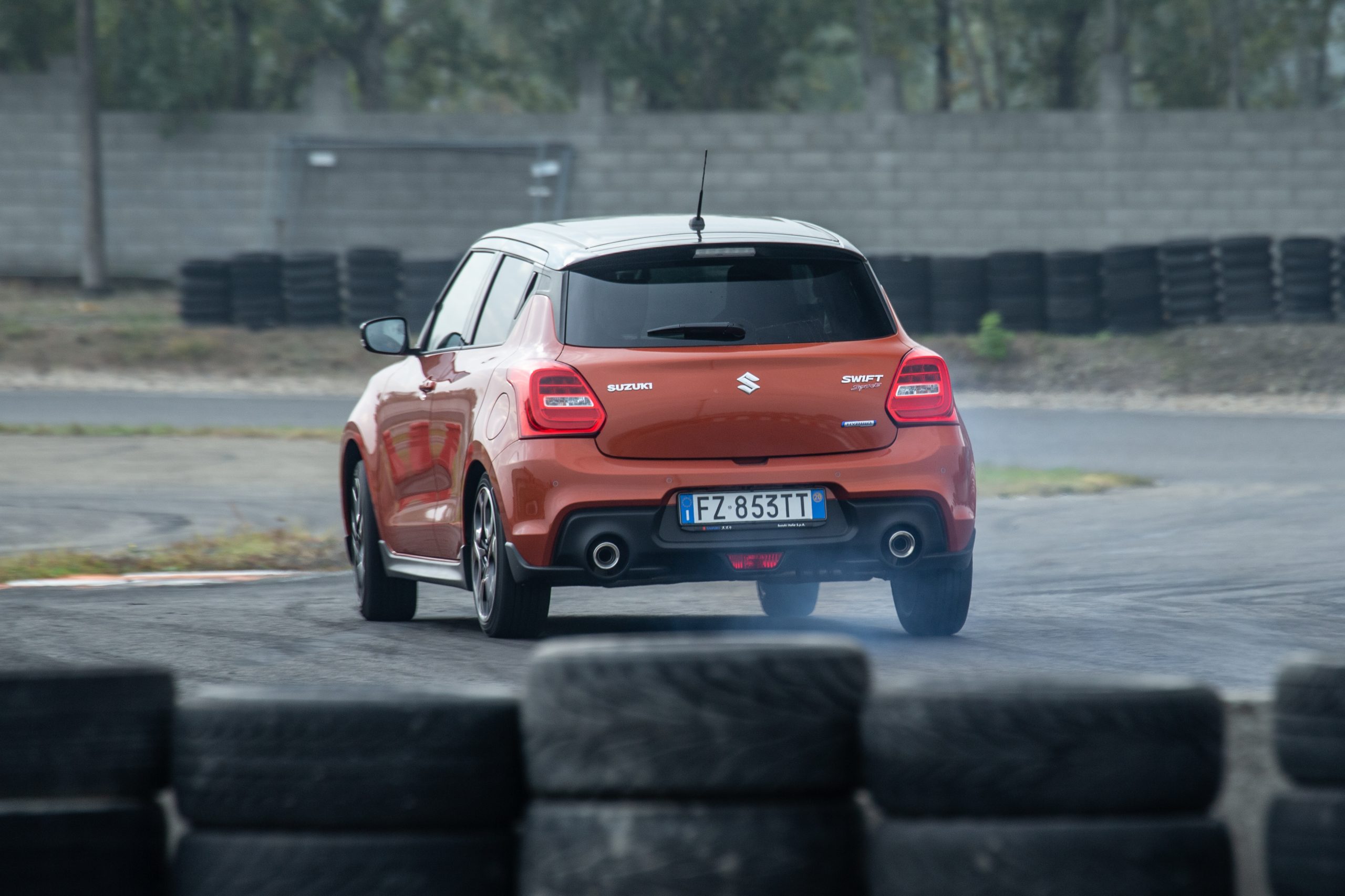 Suzuki Swift Sport vista posteriore, in pista