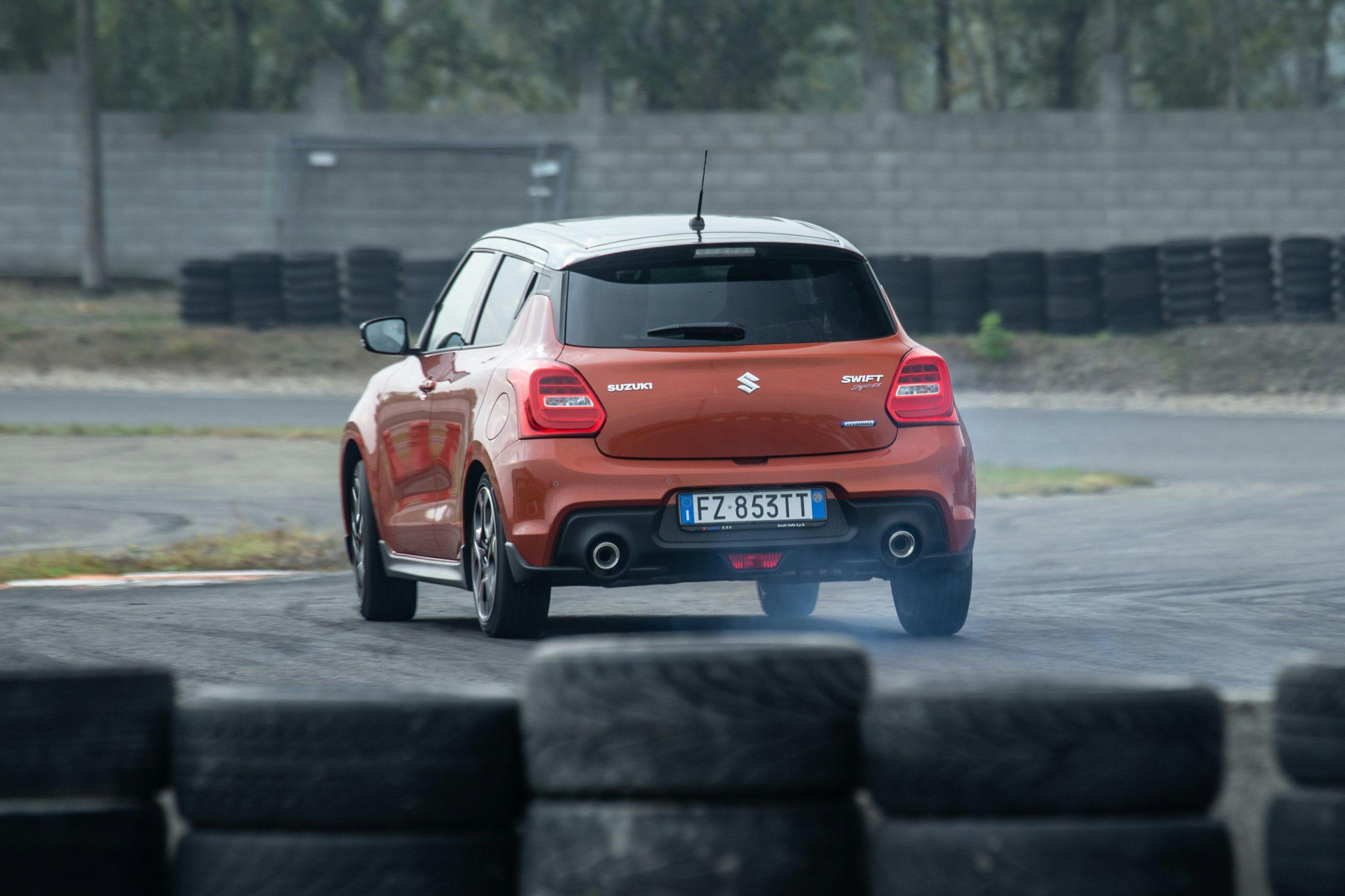 Suzuki Swift Sport vista posteriore, in pista