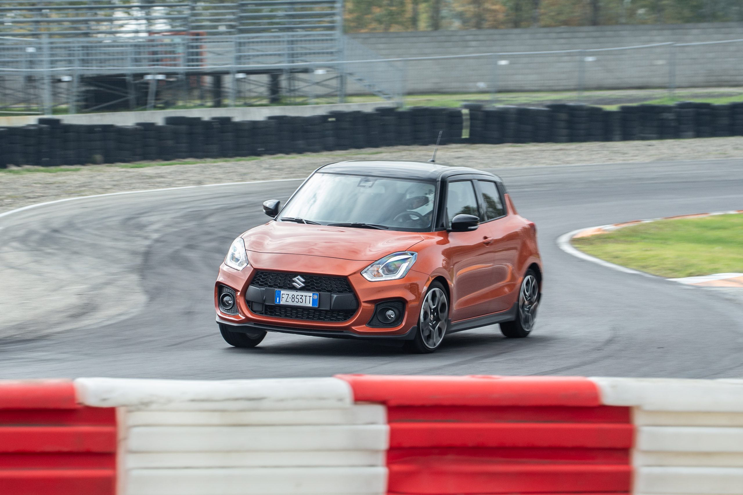 Suzuki Swift Sport tre quarti anteriore