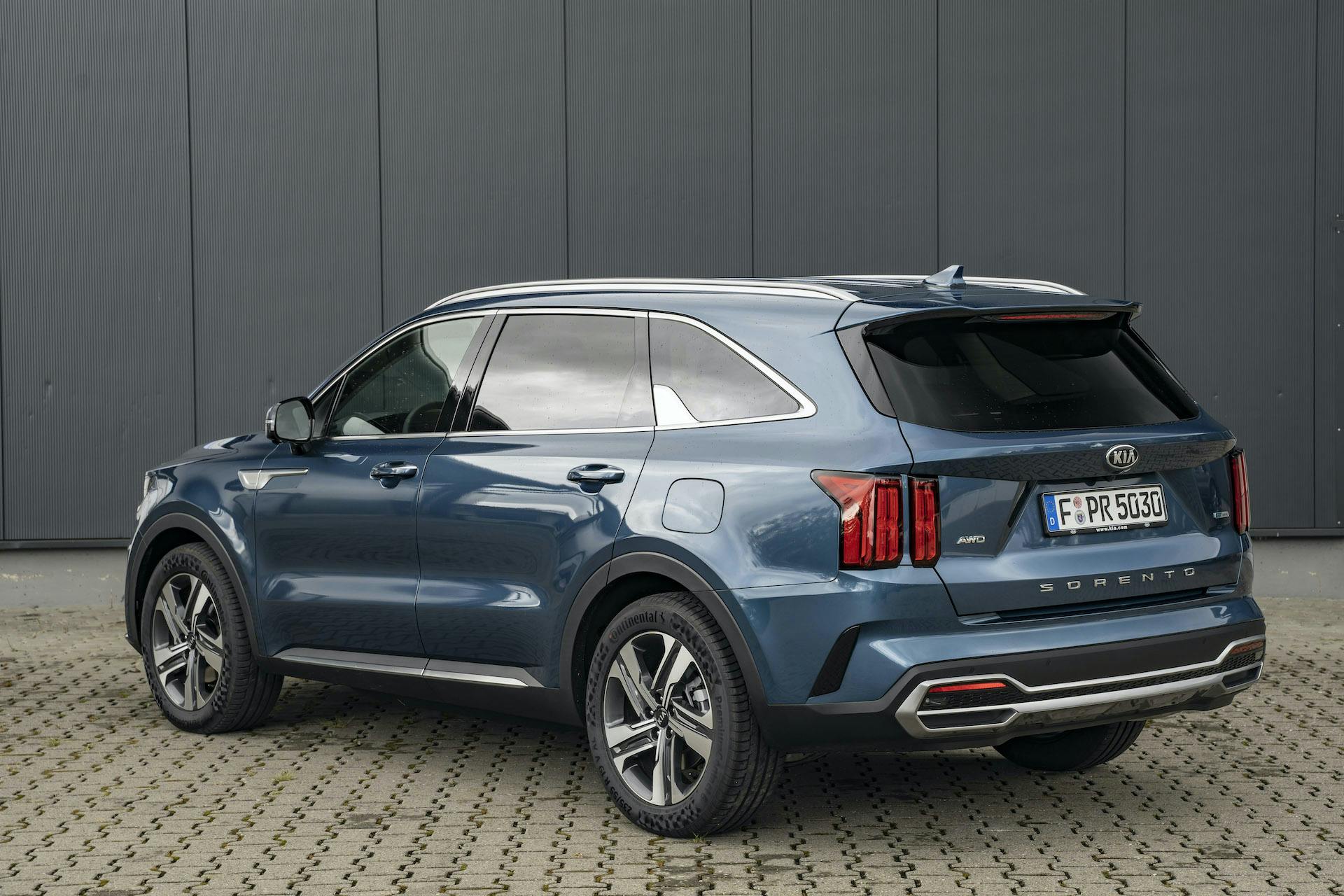 kia sorento azzurra tre quarti posteriore