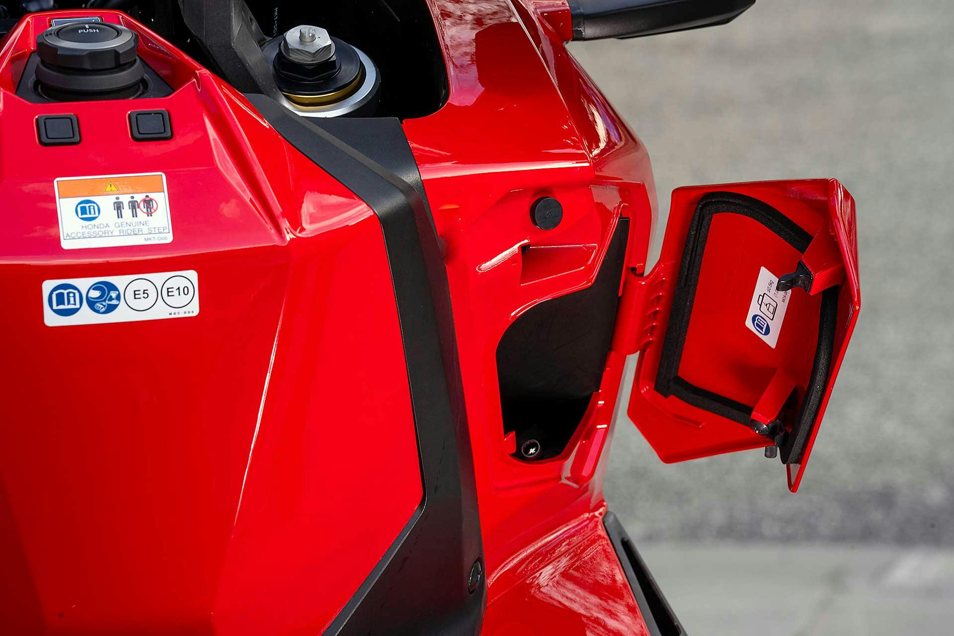 Honda X-ADV 2021 vano retroscudo