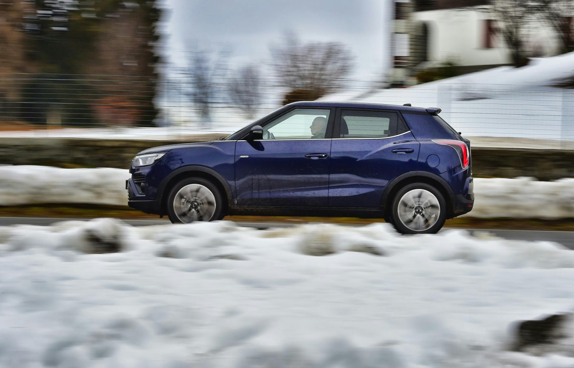 Nuova SsangYong Tivoli vista laterale in movimento su strada innevata
