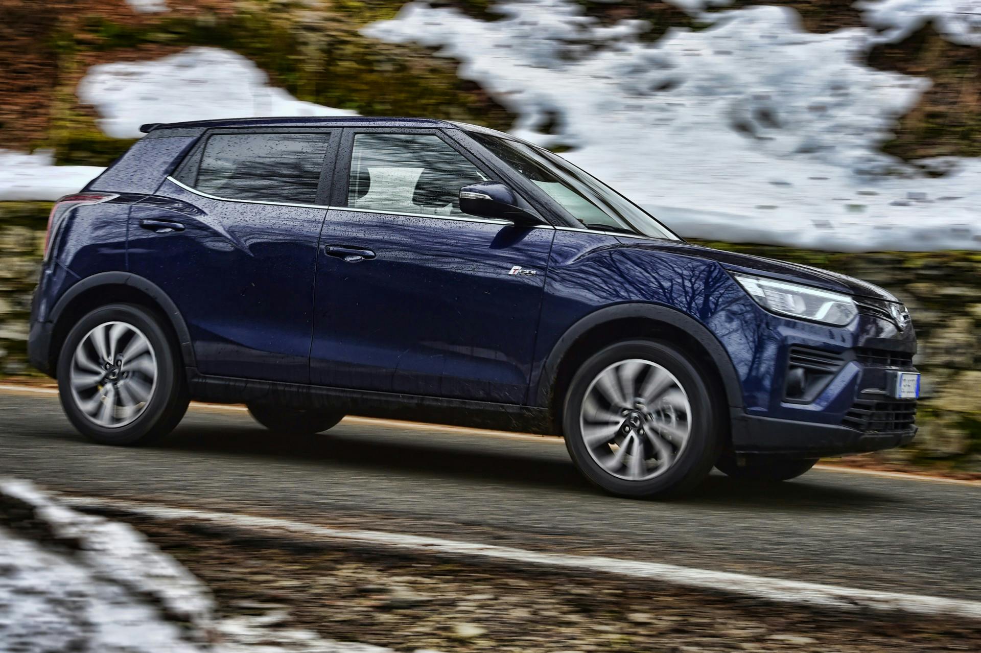 Nuova SsangYong Tivoli vista laterale in movimento su strada di montagna