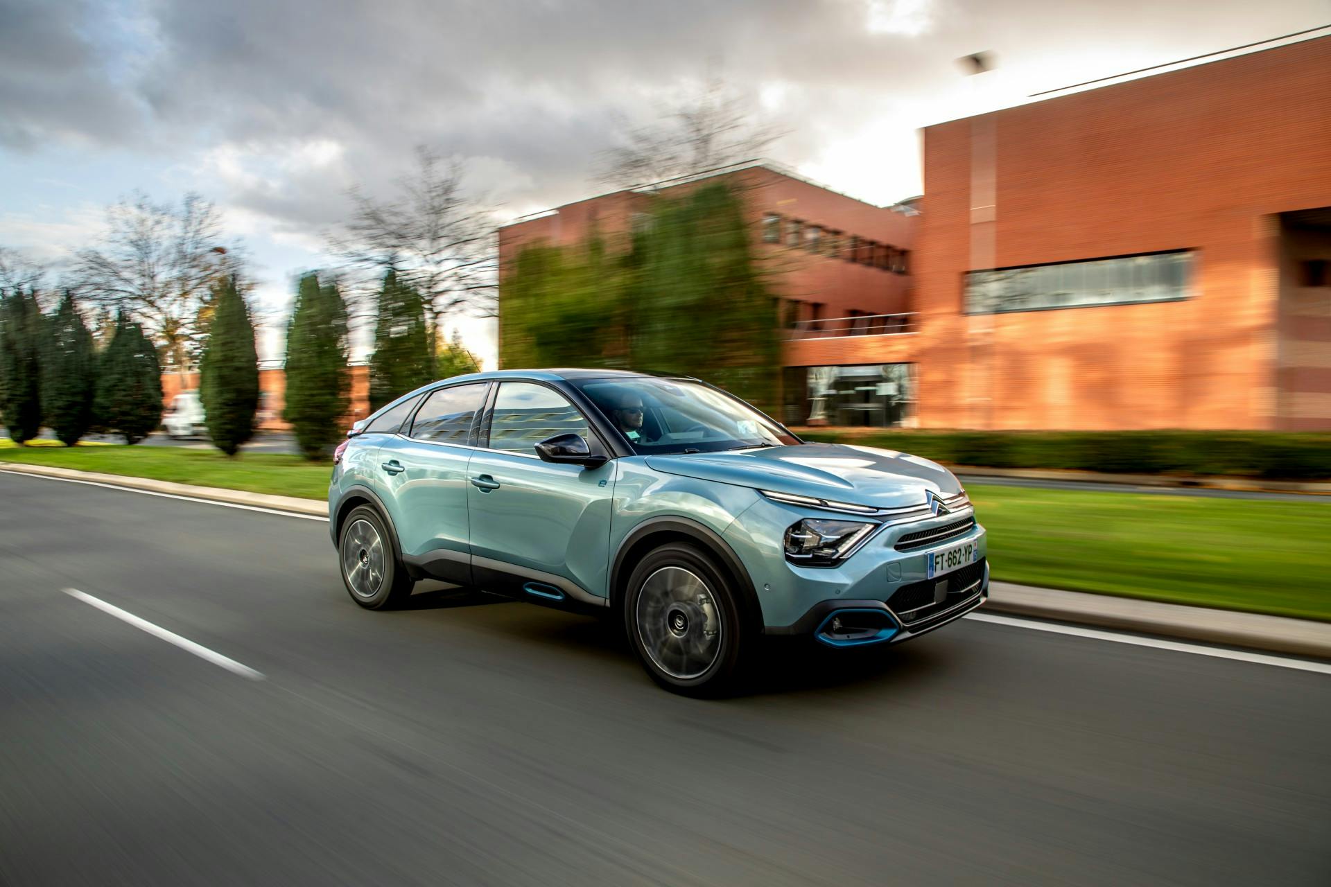 citroen e-c4 2021 vista tre quarti anteriore in movimento