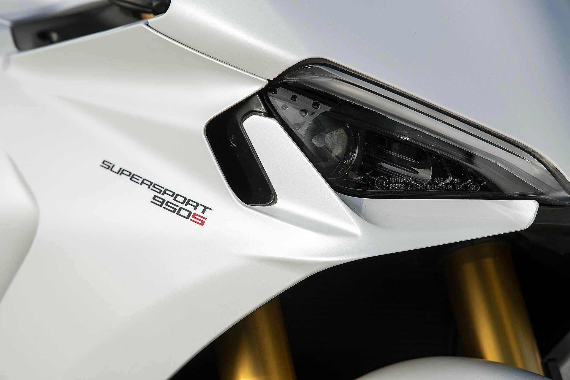Ducati Supersport 950 S 2021 Particolare faro anteriore