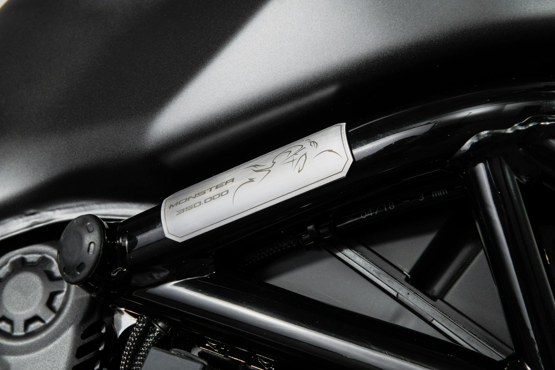 Targhetta_Ducati Monster_ dettaglio