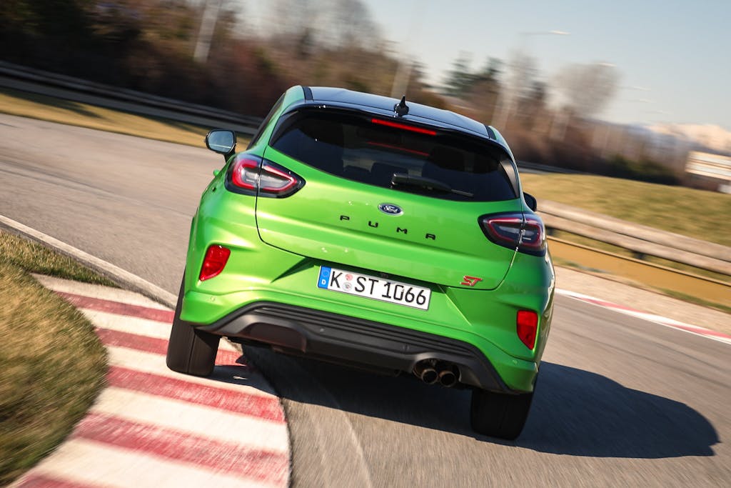 ford puma ST prova (verde, vista posteriore)