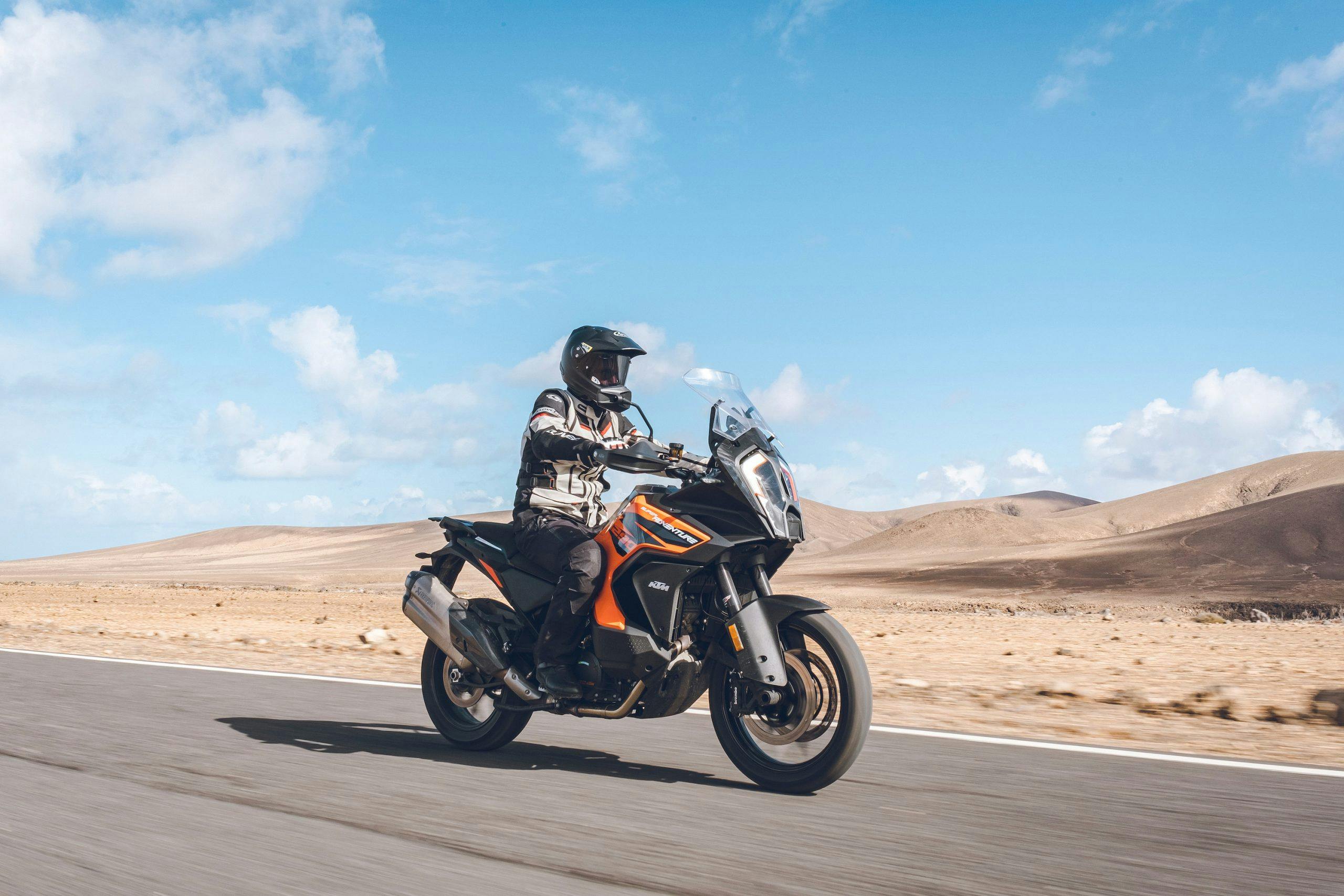 KTM-SUPER-ADVENTURE-1290-S-MY-2021 camera bike vicino alle dune