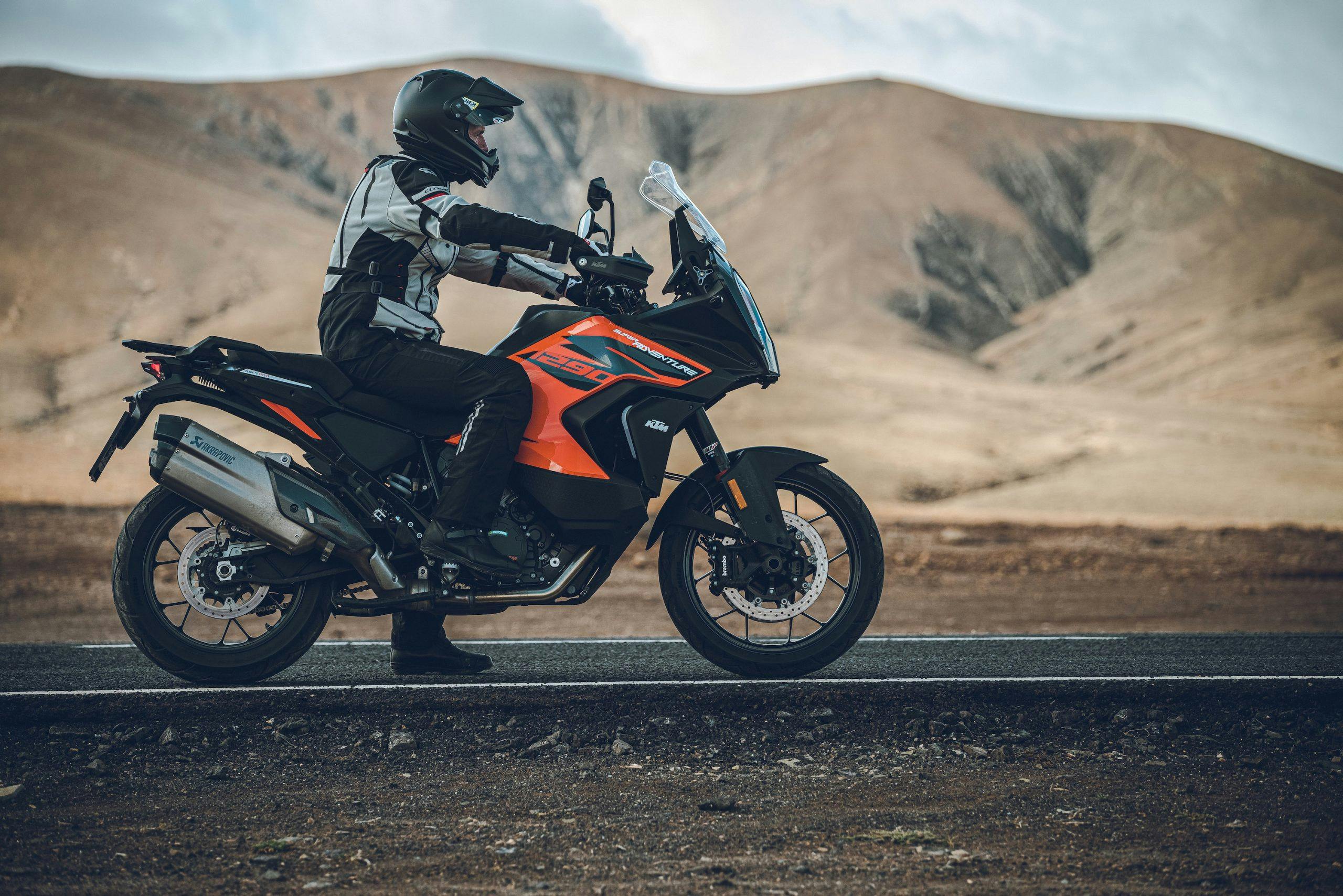 KTM-SUPER-ADVENTURE-1290-S-MY-2021 posizione in sella confortevole