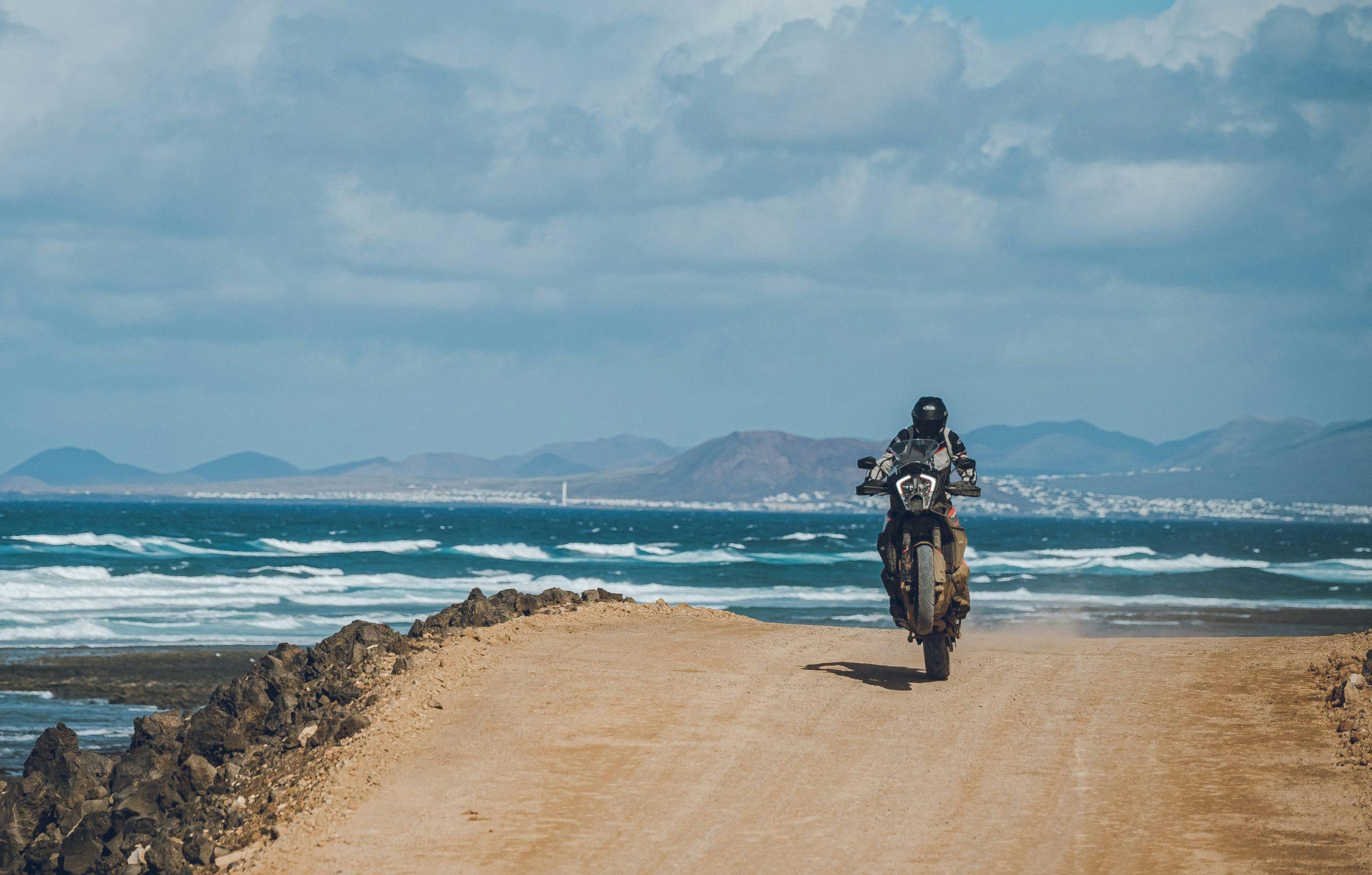 KTM-SUPER-ADVENTURE-1290-S-MY-2021 impennata in fuoristrada