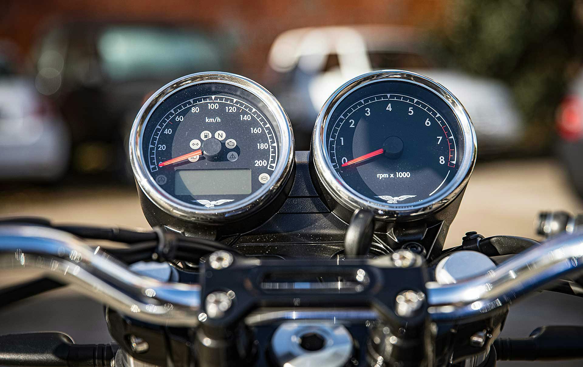 Moto Guzzi V7 Special 2021 cruscotto