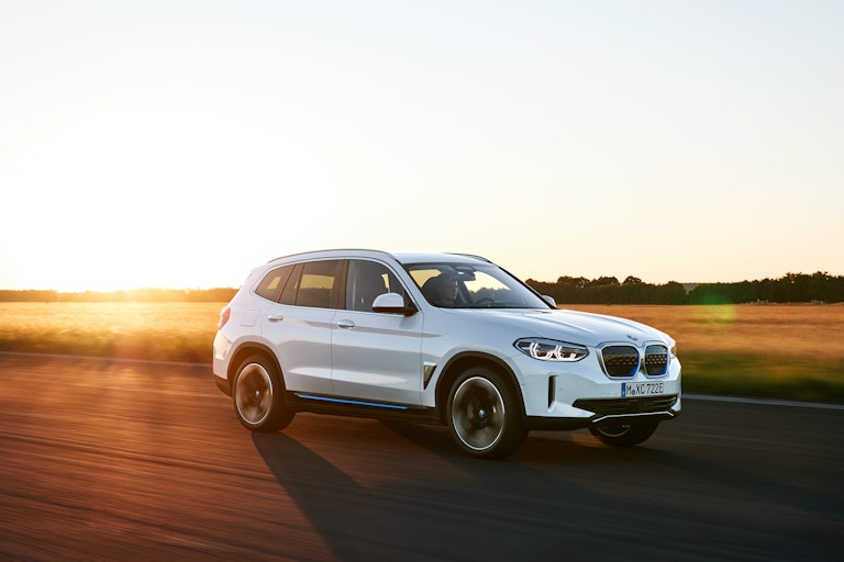 BMW iX3 prova - bianca - tre quarti anteriore