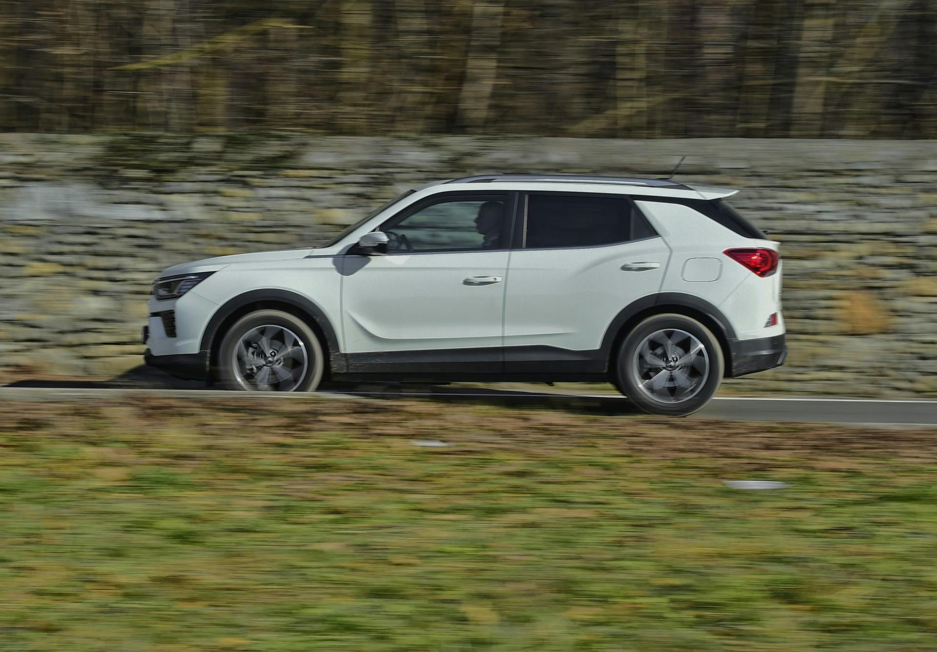 Ssangyong korando bianco vista laterale in movimento su strada