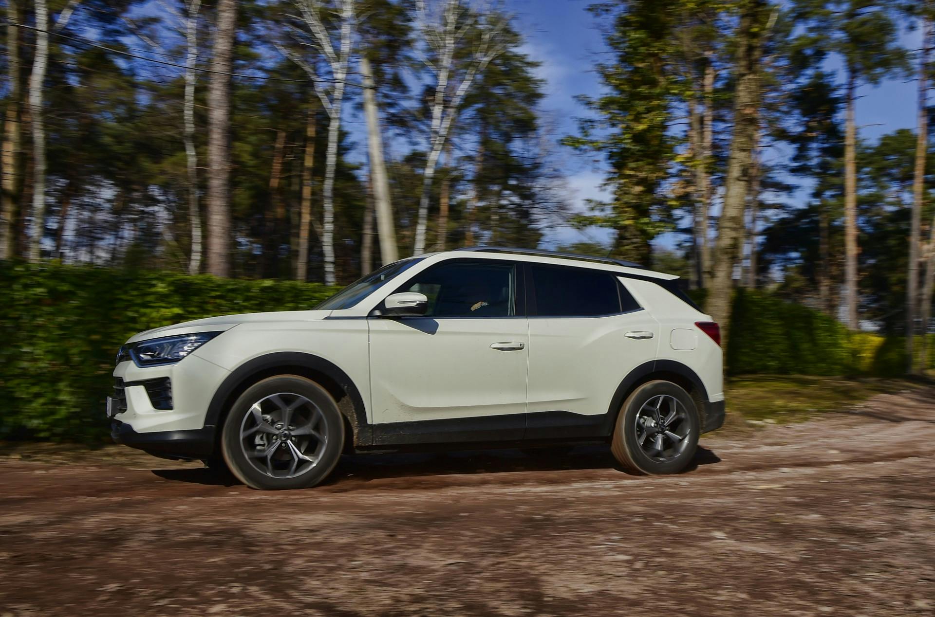 Ssangyong korando bianco vista laterale in movimento offroad