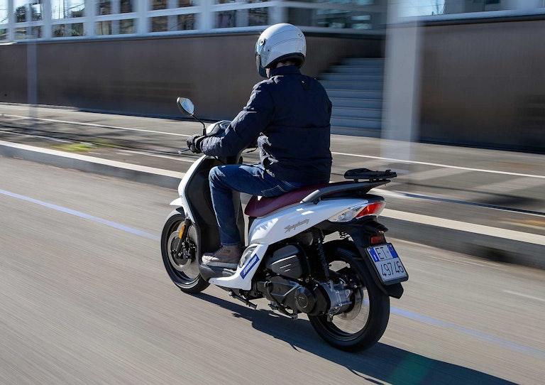 Sym Simphony 125 Euro 5 in movimento in città