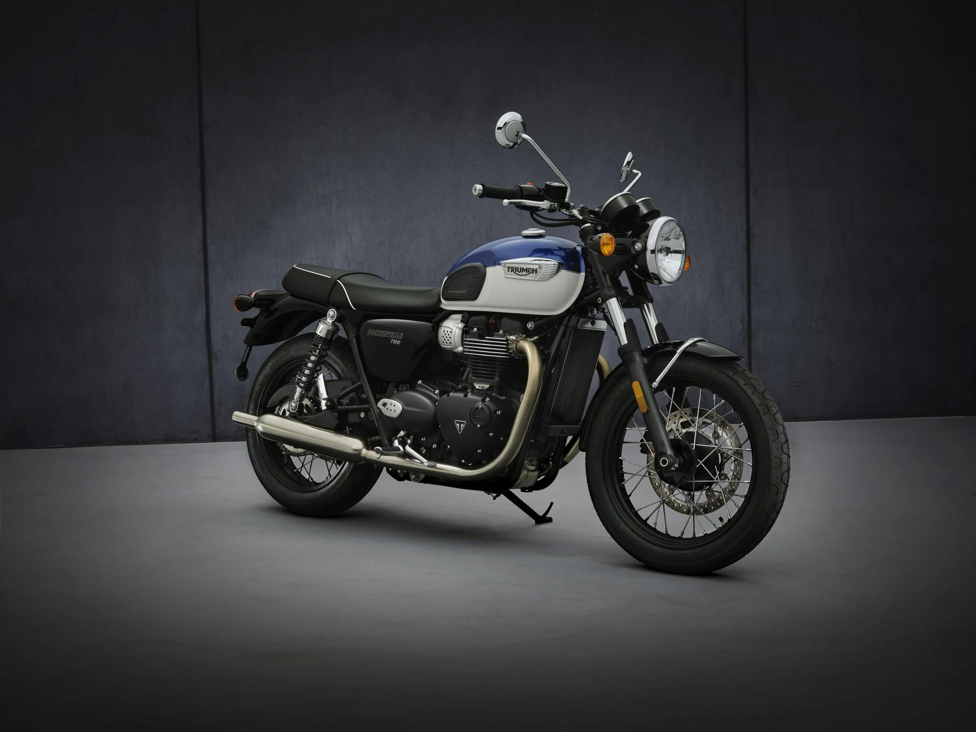 triumph bonneville T100, vista laterale foto in studio