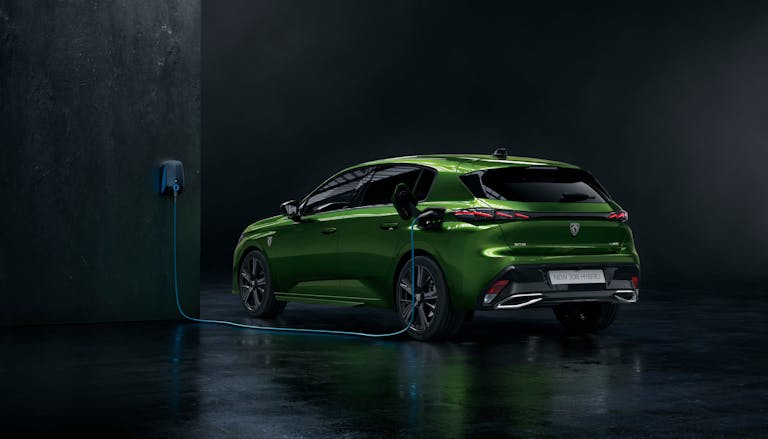 Nuova Peugeot 308 plug in in ricarica