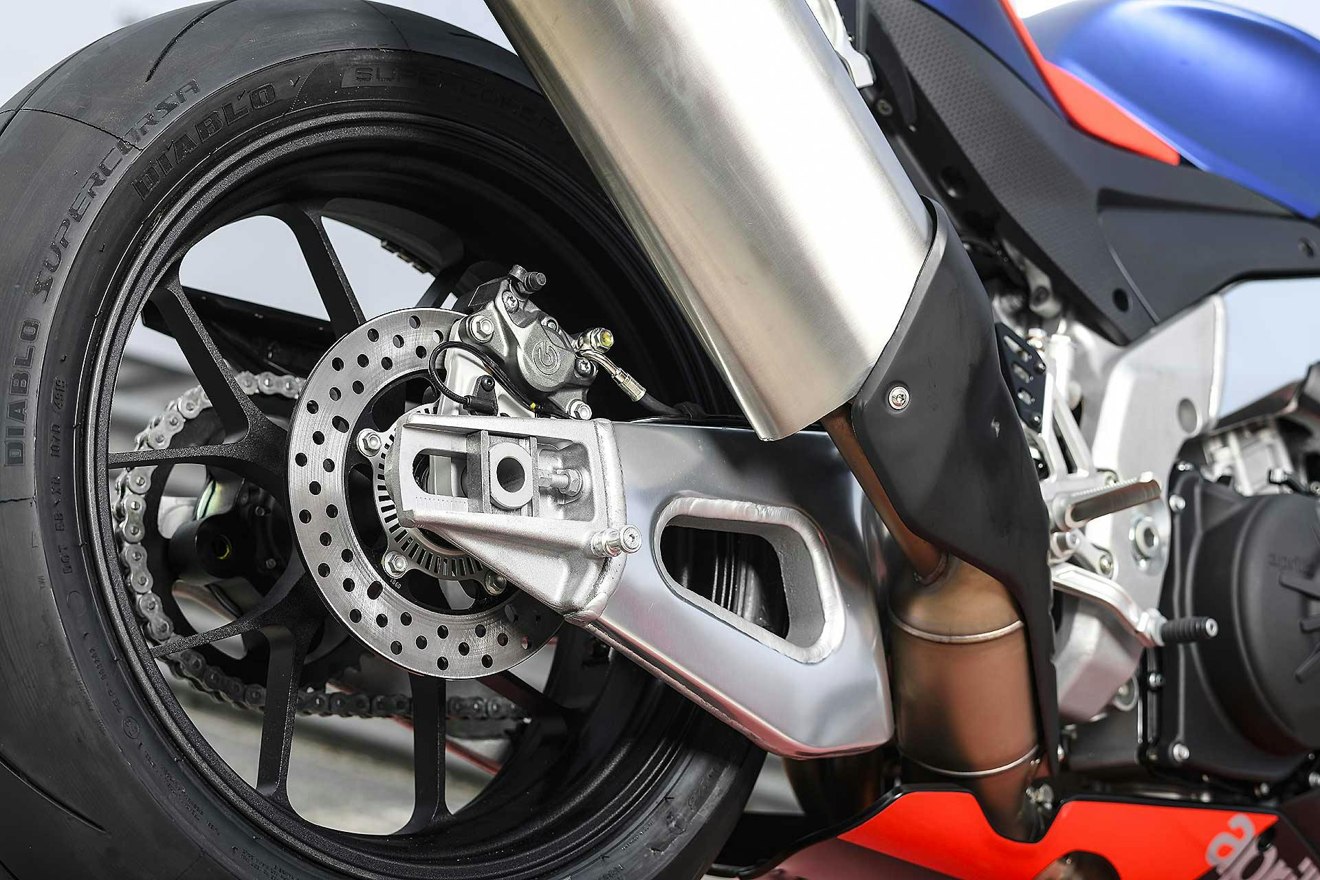 Aprilia RSV4 1100 Factory in pista