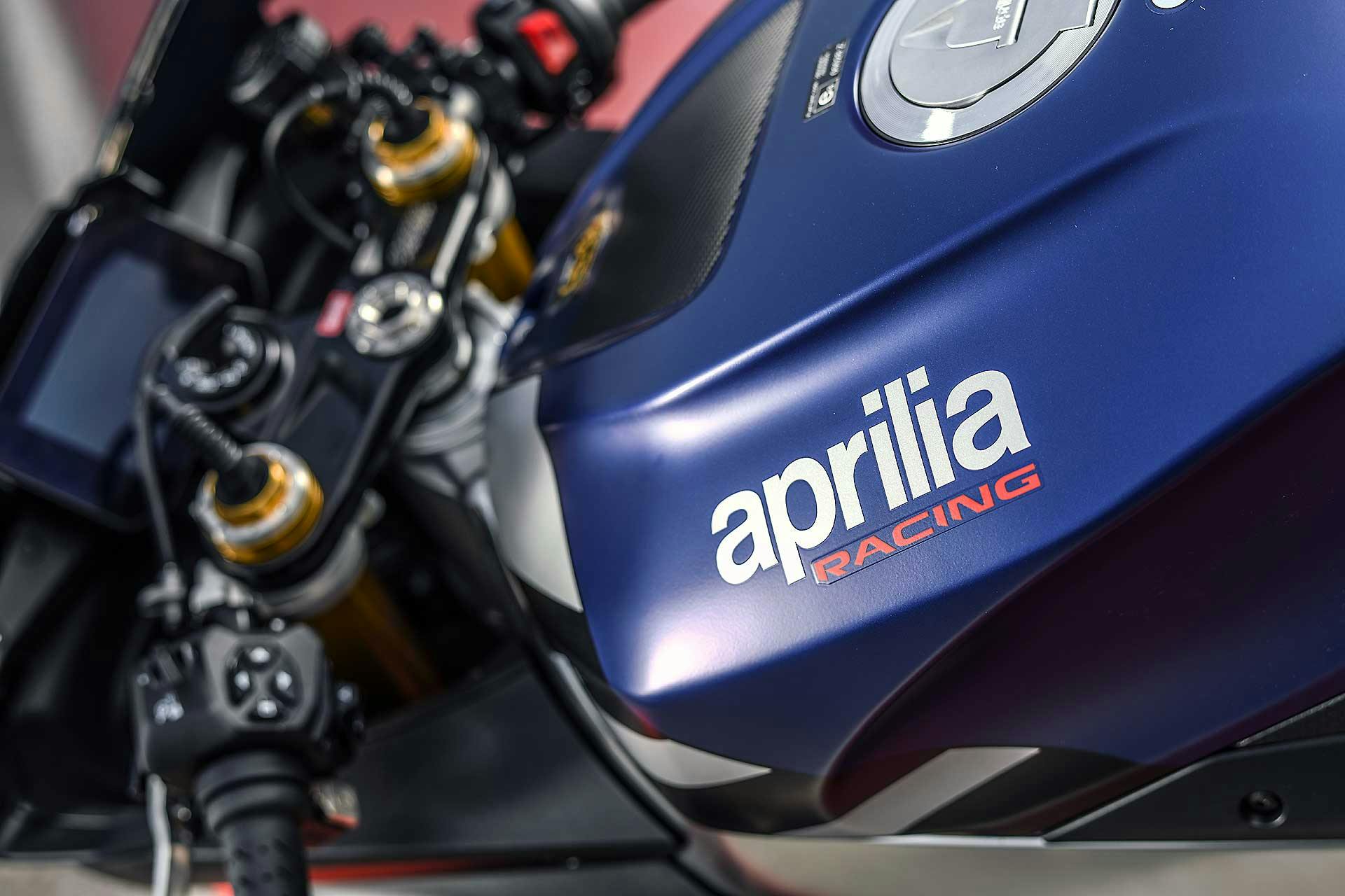 Aprilia RSV4 1100 Factory in pista