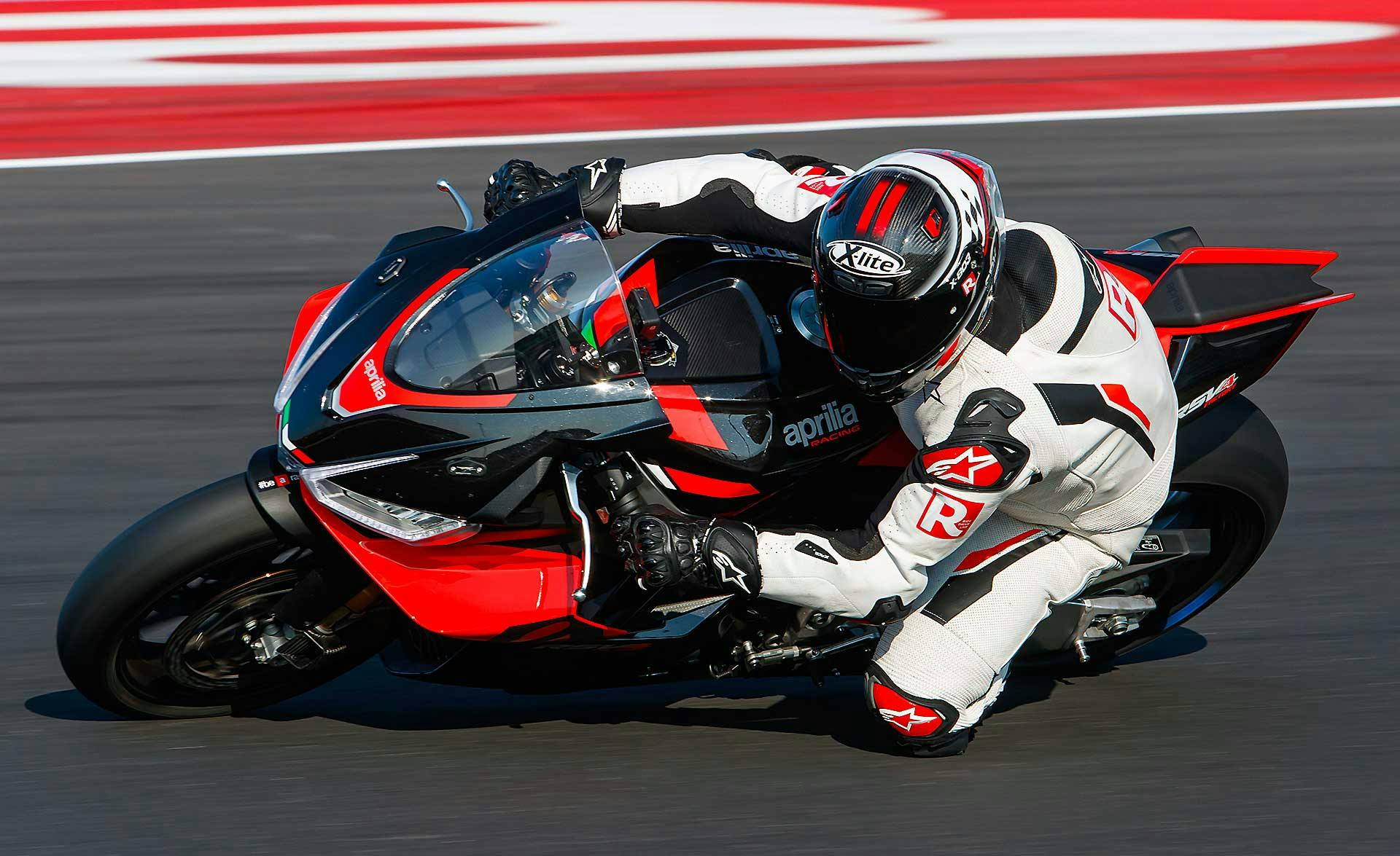 Aprilia RSV4 1100 Factory in pista