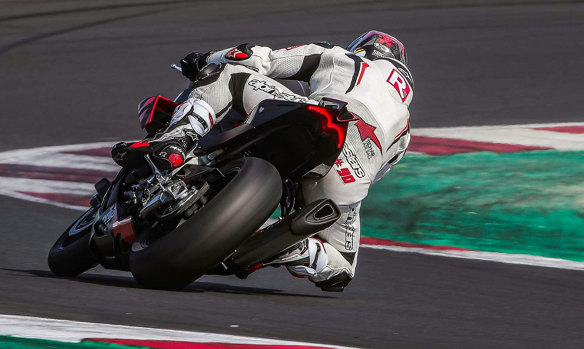 Aprilia RSV4 1100 Factory in pista