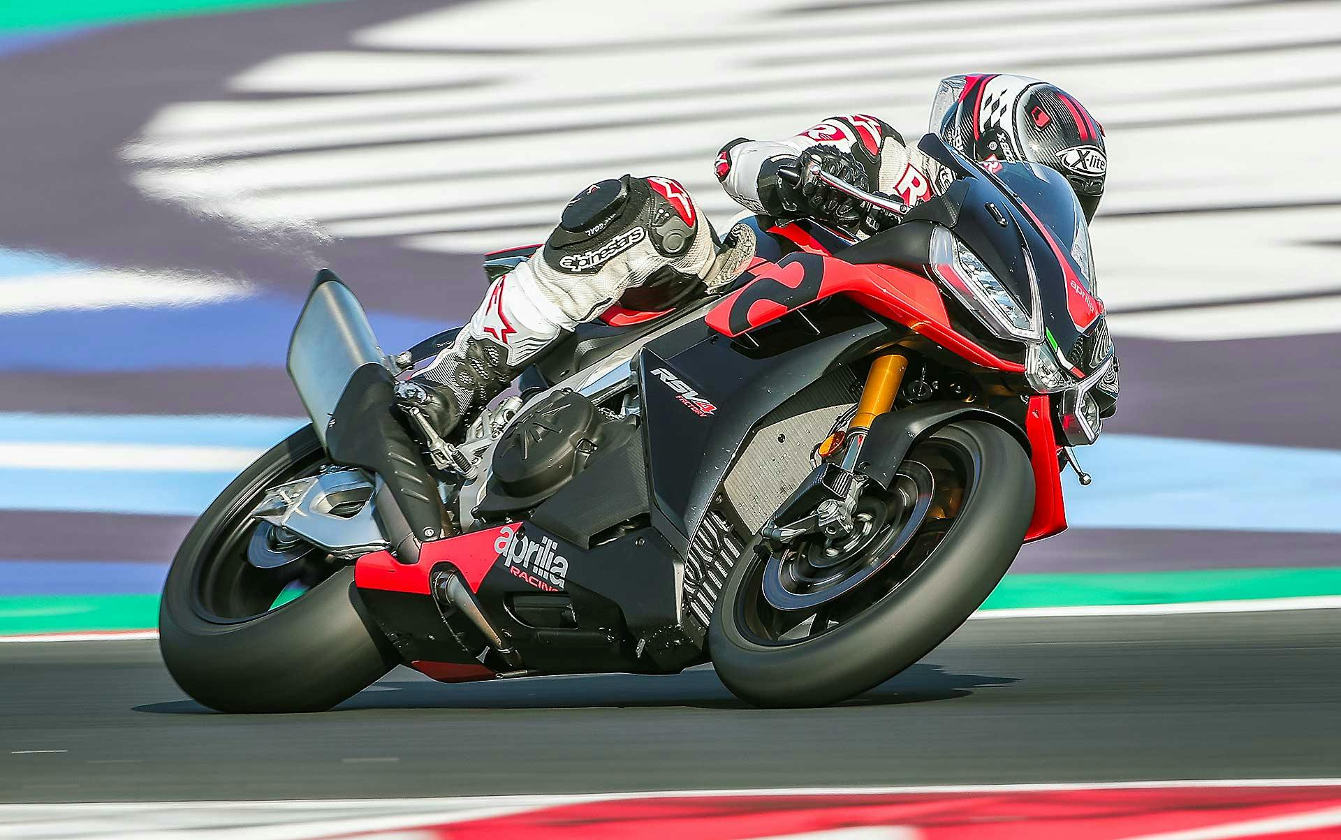 Aprilia RSV4 1100 Factory in pista