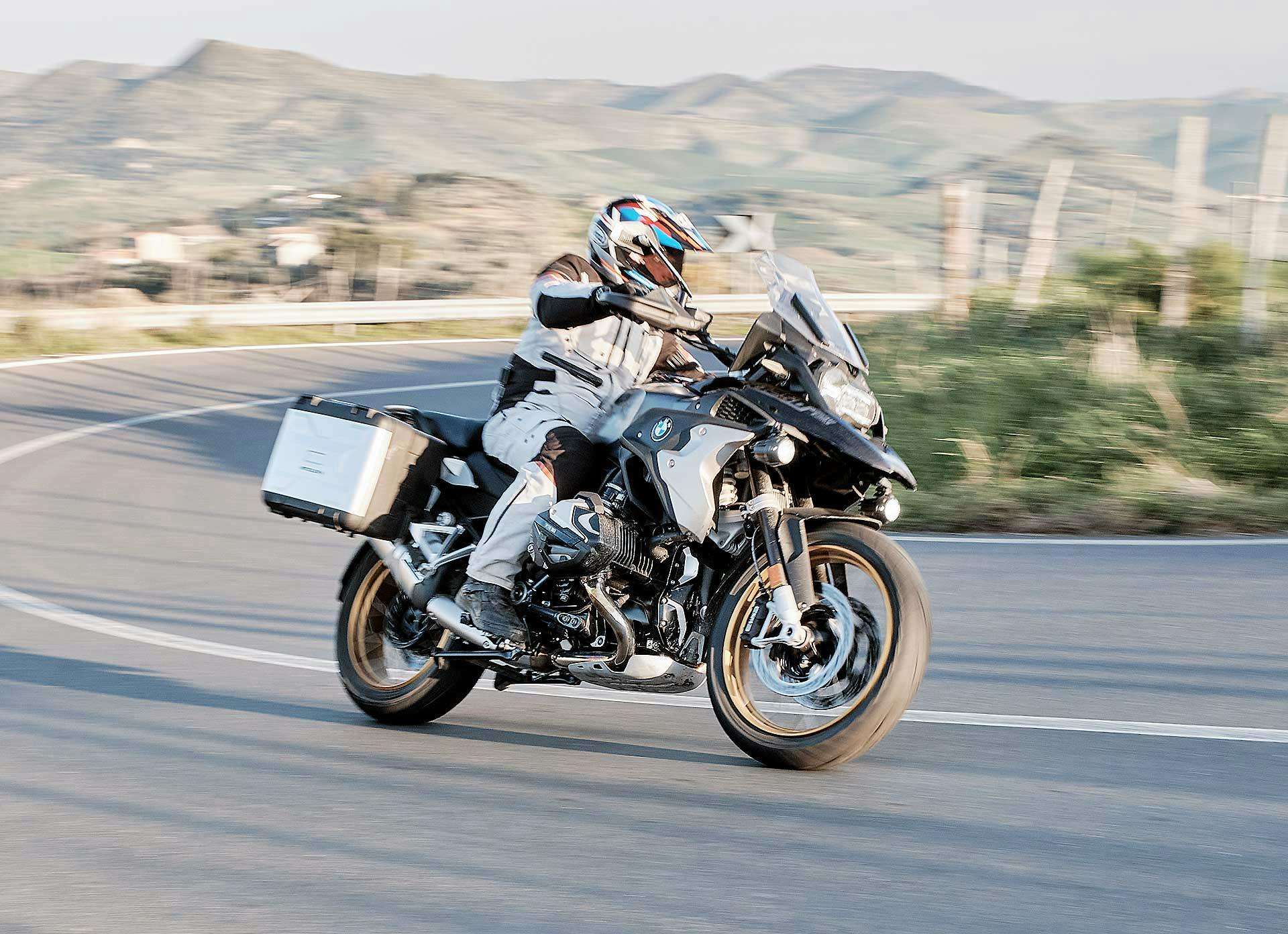 Ducati Multistrada V4S 2021 confronto BMW R 1250 GS