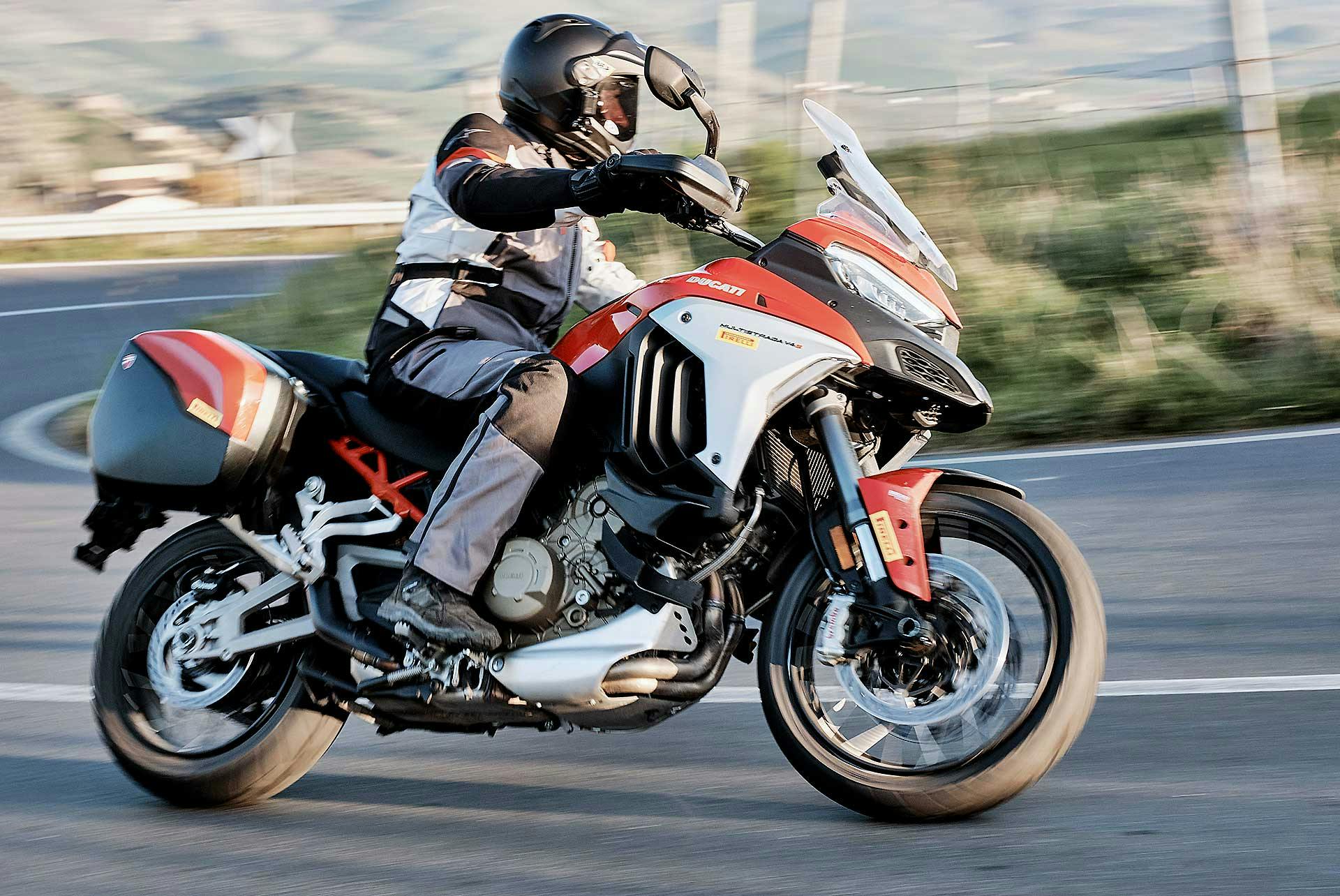 Ducati Multistrada V4S 2021 confronto BMW R 1250 GS