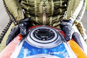 Vibrazioni art design moto con pezzi riciclati serbatoio