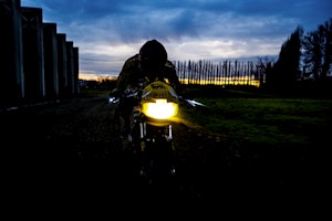 Vibrazioni art design moto con pezzi riciclati