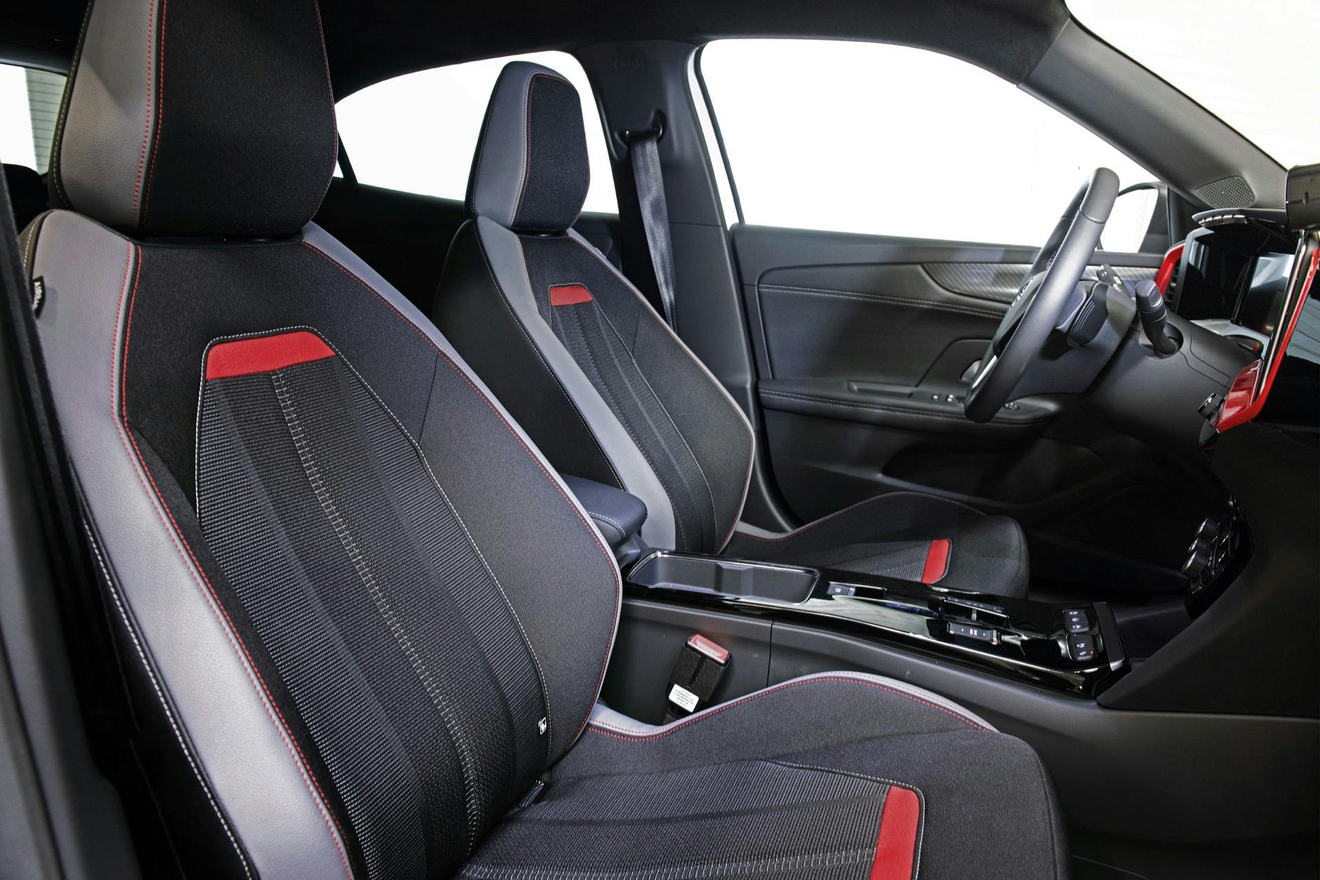 Opel Mokka GS Line interno sedili anteriori