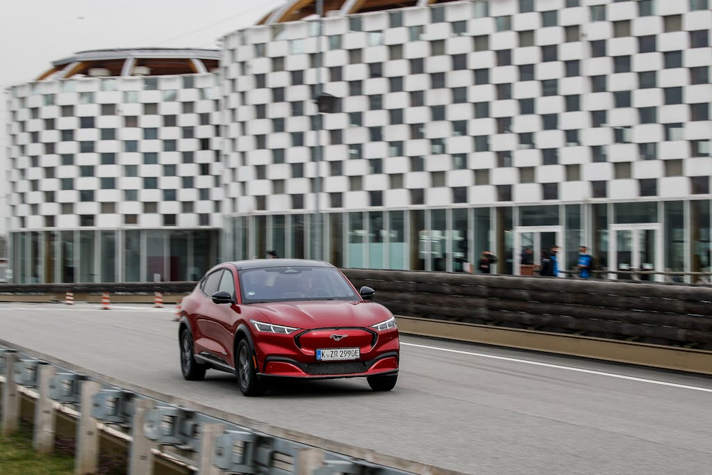 prova ford mustang mach-e - rossa - anteriore