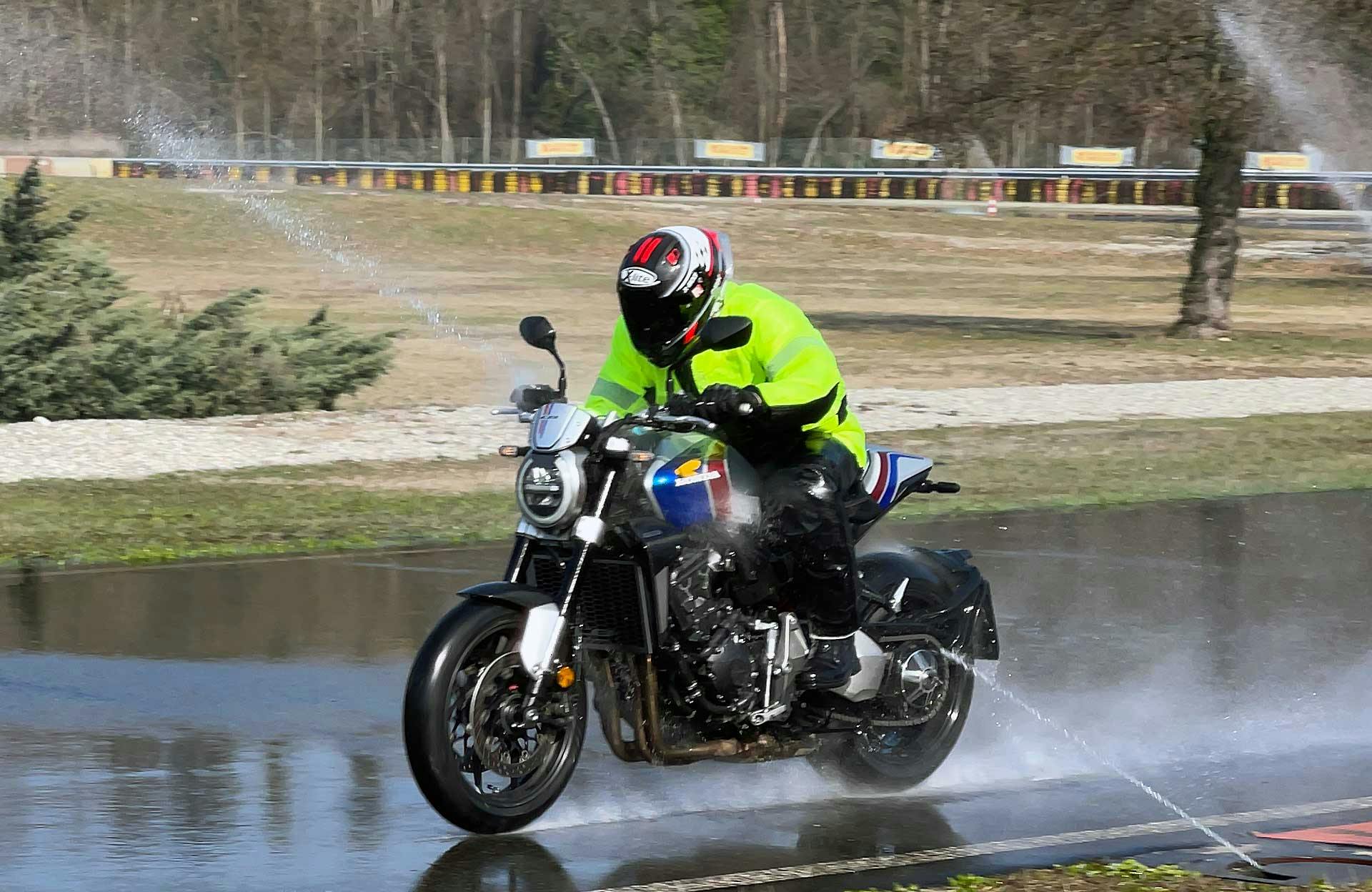 Pirelli Diablo Rosso IV