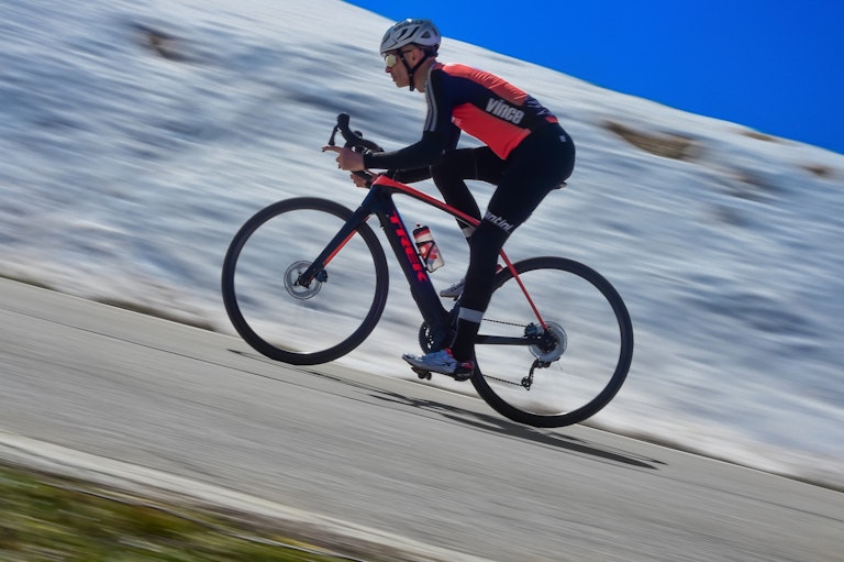 Trek Domane+ LT, movimento laterale con sfondo neve