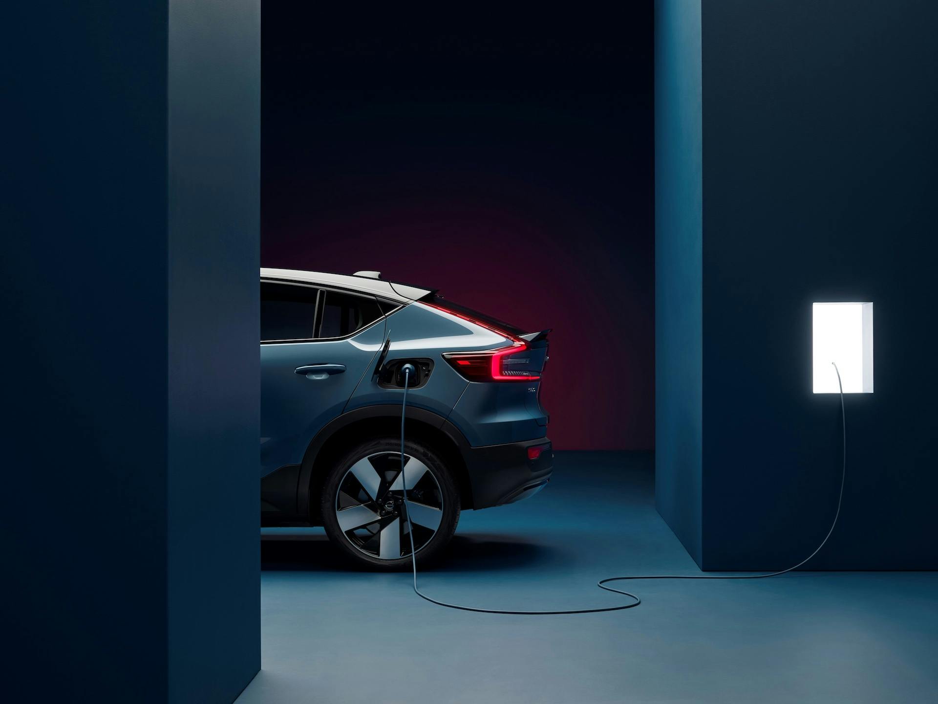 Volvo-C40-Recharge-rear-side-charging