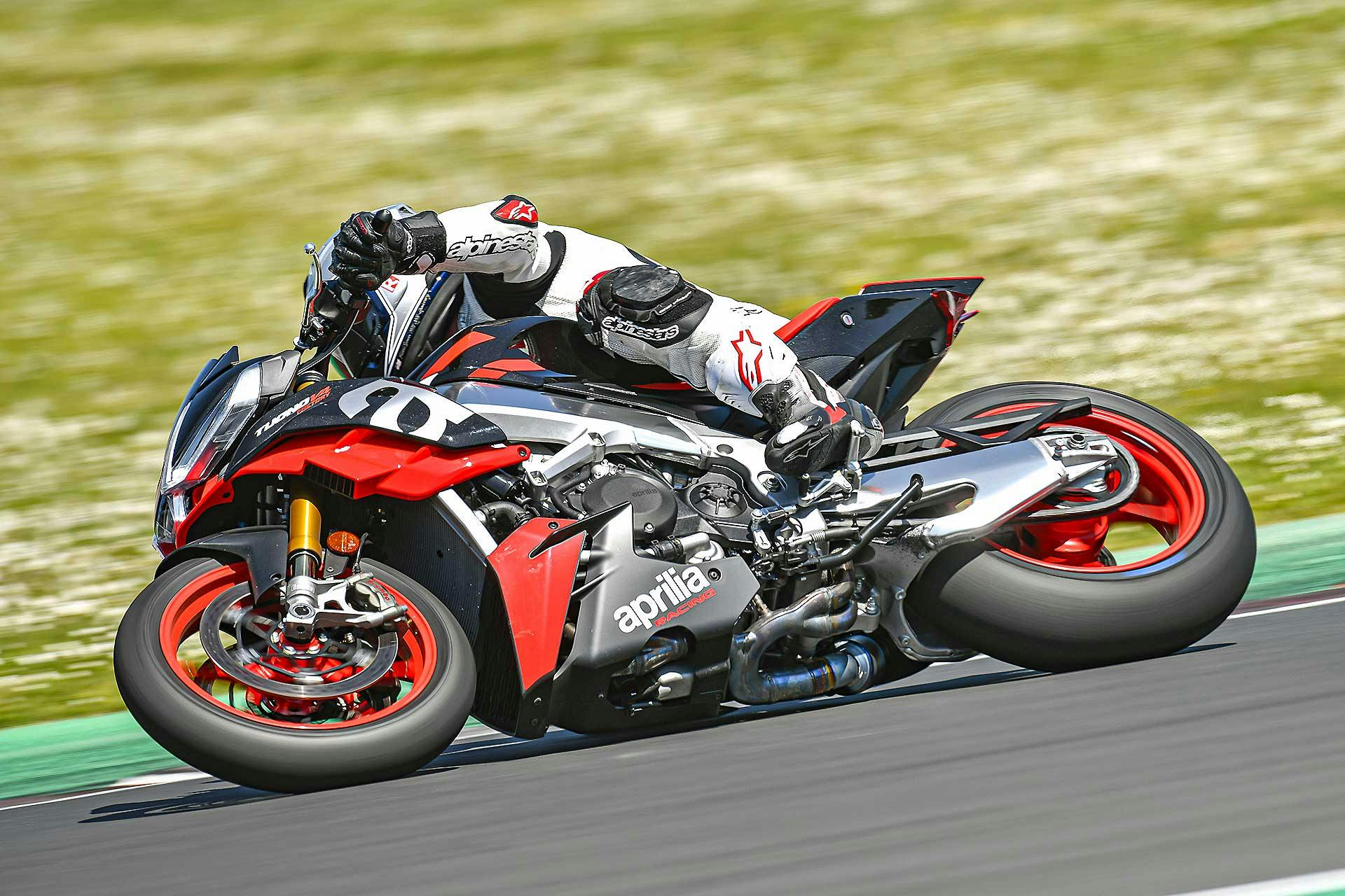 Aprilia Tuono Factory 2021 in piega a MIsano